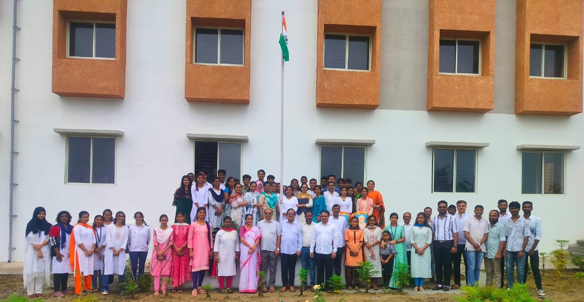 ಶಿವಮೊಗ್ಗದ ಕಟೀಲ್ ಅಶೋಕ ಪೈ ಸ್ಮಾರಕ ಕಾಲೇಜಿನಲ್ಲಿ ಸ್ವಾತಂತ್ರ್ಯ ದಿನ ಆಚರಿಸಲಾಯಿತು