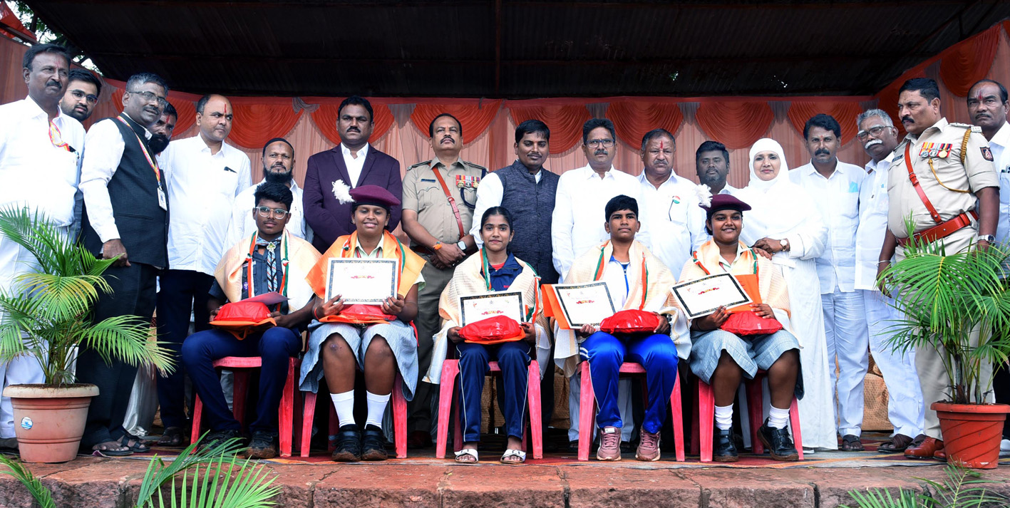 ಚಿತ್ರ: 15ಜಿಕೆಕೆ2 ಗೋಕಾಕದಲ್ಲಿ ಶುಕ್ರವಾರ ಮಹರ್ಷಿ ವಾಲ್ಮೀಕಿ ಕ್ರೀಡಾಂಗಣದಲ್ಲಿ ಆಚರಿಸಲಾದ 79ನೇ ಸ್ವಾತಂತ್ರೋತ್ಸವ ಸಮಾರಂಭದಲ್ಲಿ ರಾಜ್ಯ ಮತ್ತು ರಾಷ್ಟ್ರ ಮಟ್ಟದ ಕ್ರೀಡೆಯಲ್ಲಿ ಸಾಧನೆ ಗೈದ ಕ್ರೀಡಾಪಟುಗಳಿಗೆ ಸ್ಮರಣಿಕೆ ನೀಡಿ ಸನ್ಮಾನಿಸಿ ಪ್ರೋತ್ಸಾಹಿಸಲಾಯಿತು.