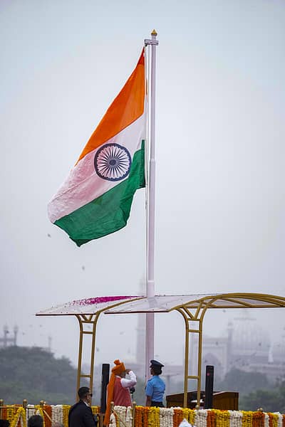 ಕೆಂಪು ಕೋಟೆಯ ಮೇಲೆ ಹಾರುತ್ತಿರುವ ತಿರಂಗ