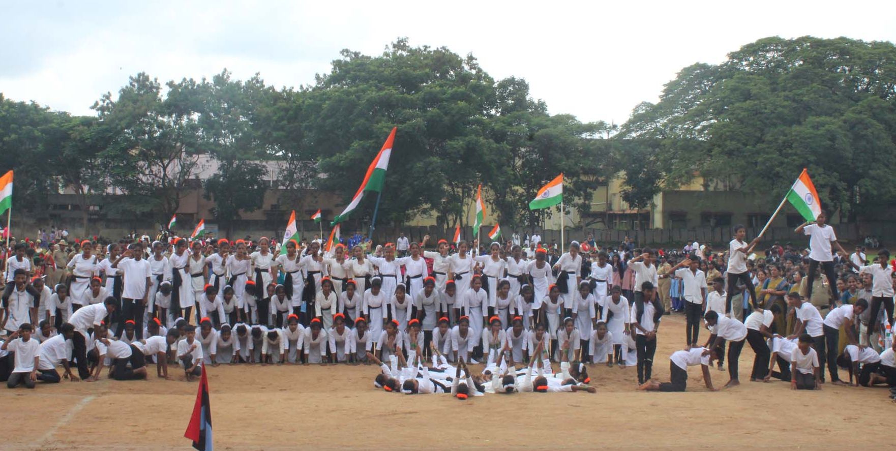 ಸ್ವಾತಂತ್ರ್ಯೋತ್ಸವ ಕಾರ್ಯಕ್ರಮದಲ್ಲಿ ವಿದ್ಯಾರ್ಥಿಗಳು ಆಕರ್ಷಕ ನೃತ್ಯಪ್ರದರ್ಶನ