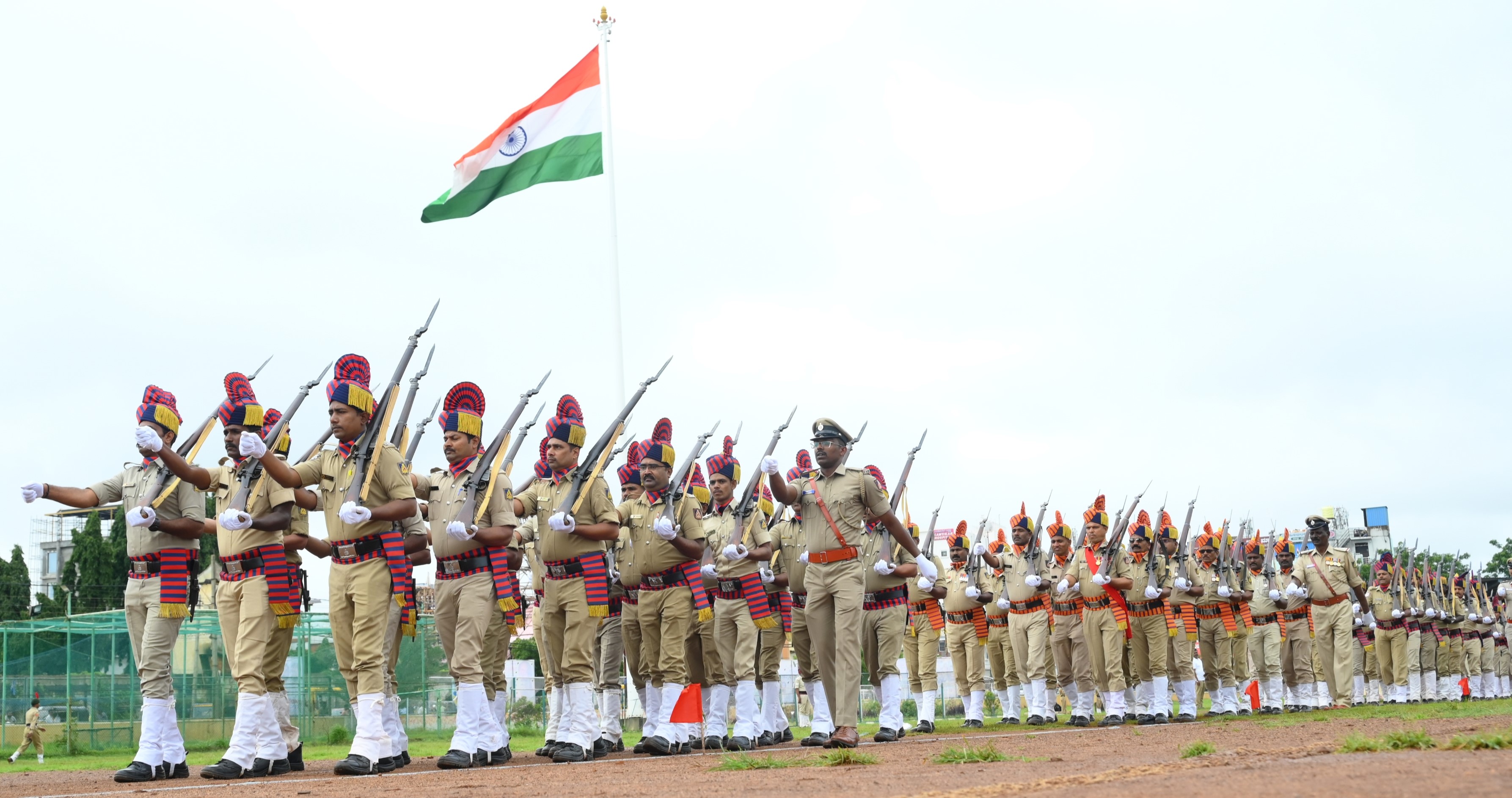 ಬೀದರ್‌ನ ನೆಹರೂ ಕ್ರೀಡಾಂಗಣದಲ್ಲಿ ಪೊಲೀಸರಿಂದ ಆಕರ್ಷಕ ಪಥ ಸಂಚಲನ ನಡೆಯಿತು