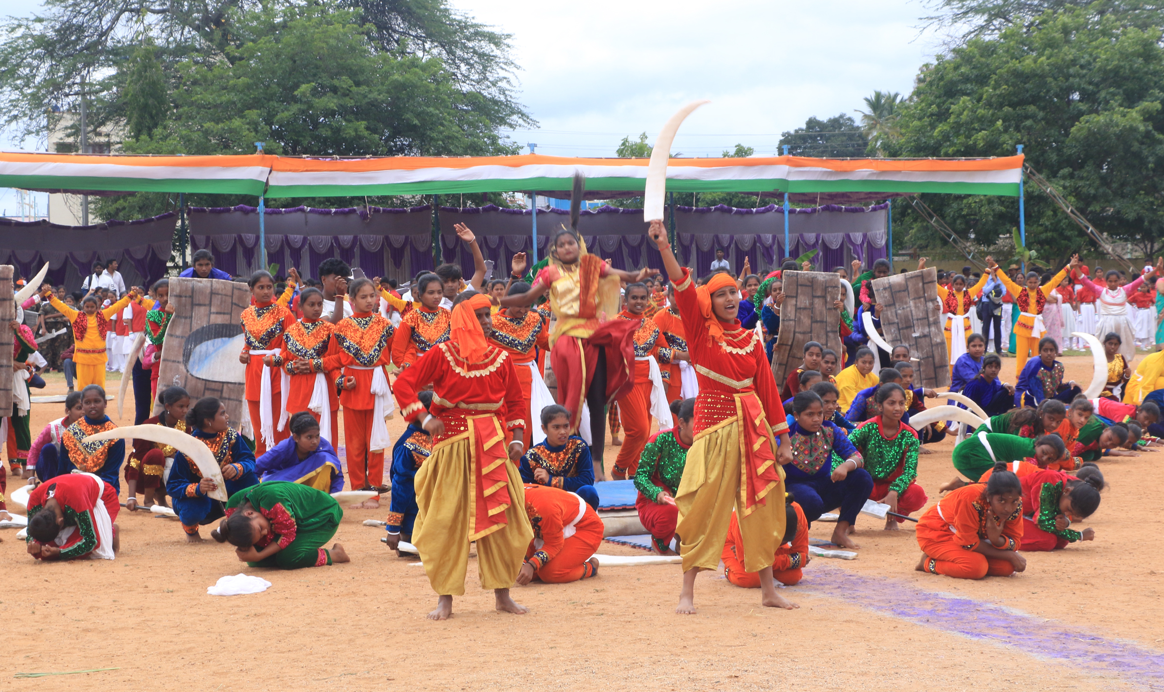 ಶಾಲಾ ವಿದ್ಯಾರ್ಥಿಗಳು ಪ್ರದರ್ಶಿಸಿದ ನೃತ್ಯ  