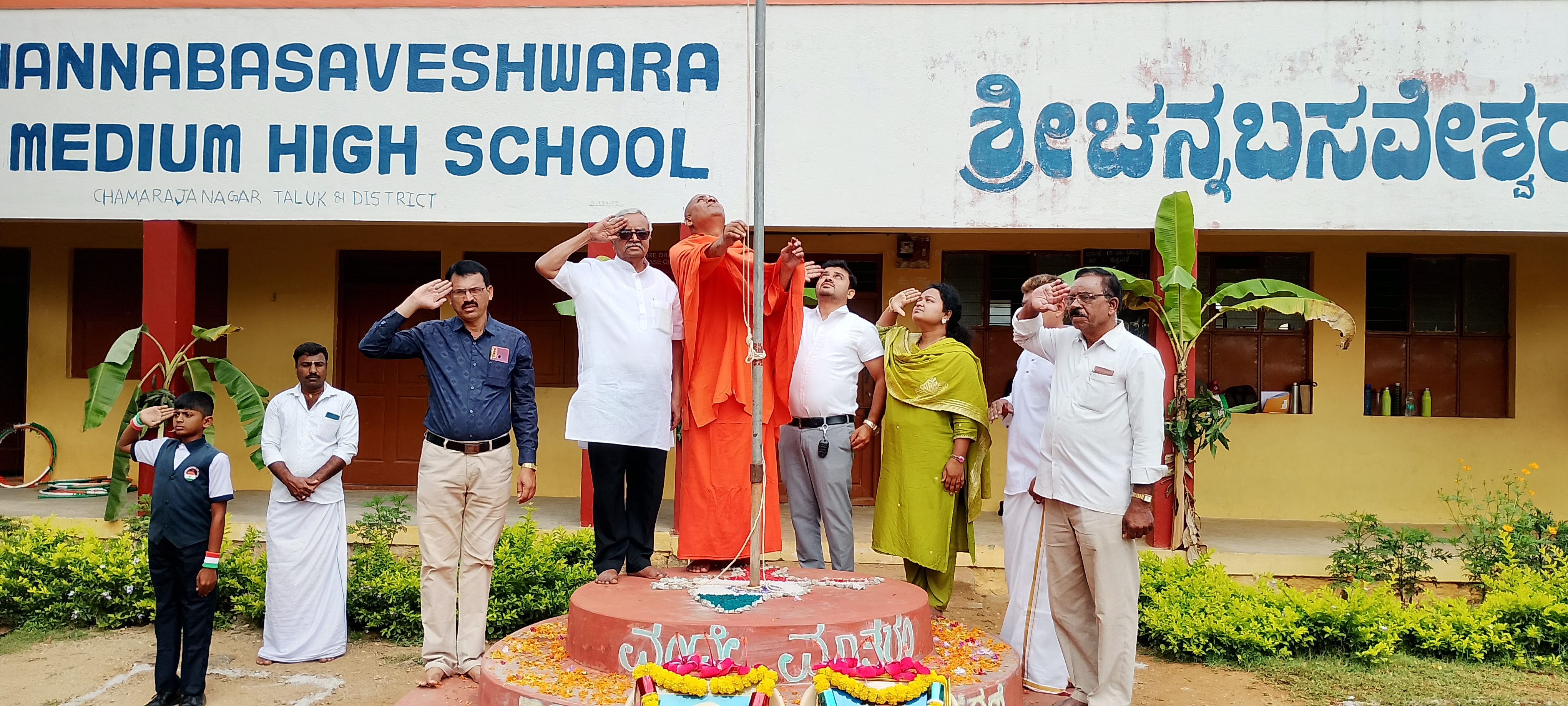 ಚಾಮರಾಜನಗರ ತಾಲ್ಲೂಕಿನ ಹರವೆ ಗ್ರಾಮದ ಚನ್ನಬಸವೇಶ್ವರ ಆಂಗ್ಲ‌ ಮಾಧ್ಯಮ ಪ್ರೌಡಶಾಲೆಯಲ್ಲಿ ಅಪ್ರವರಂಭೆ‌ ರಂಗತಂಡದ ಸಂಸ್ಥಾಪಕ ನಾಗಚಂದ್ರ ಧ್ವಜಾರೋಹಣ ನೆರವೇರಿಸಿದರು