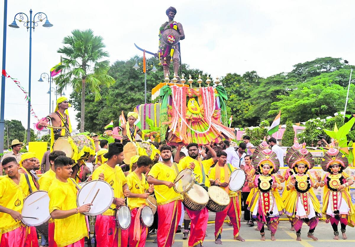 228ನೇ ಜಯಂತ್ಯುತ್ಸವ : ಸಂಗೊಳ್ಳಿ ರಾಯಣ್ಣ ಪ್ರತಿಮೆಗೆ ಮಾಲಾರ್ಪಣೆ ಮಾಡಿದ ಸಿಎಂ