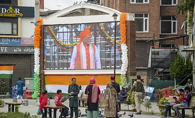 ಕೆಂಪು ಕೋಟೆಯಲ್ಲಿ ನಡೆಯುತ್ತಿದ್ದ 79ನೇ ಸ್ವಾತಂತ್ರ್ಯ ದಿನಾಚರಣೆ ಕಾರ್ಯಕ್ರಮದ ನೇರಪ್ರಸಾರವನ್ನು ಶ್ರೀನಗರದ ಲಾಲ್‌ಚೌಕದಲ್ಲಿ  ಜನರು ವೀಕ್ಷಿಸುತ್ತಿರುವುದು.