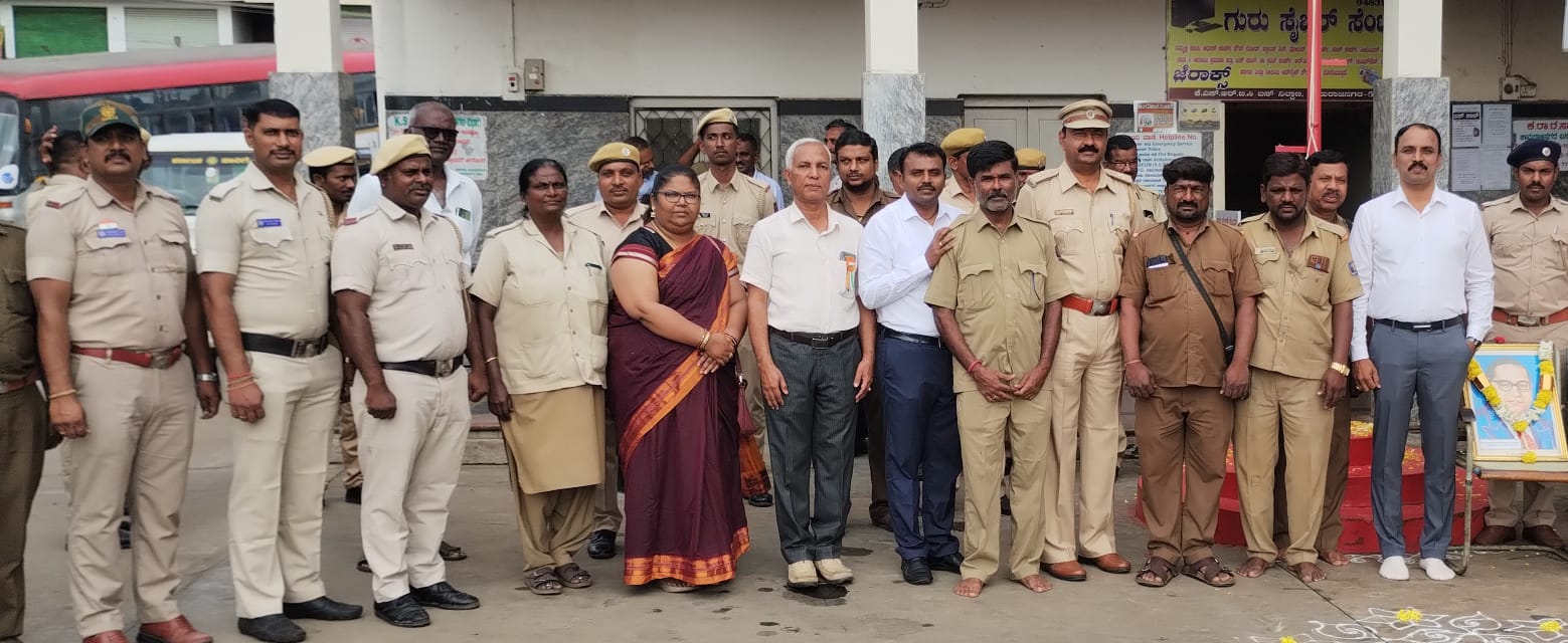 ಚಾಮರಾಜನಗರದ ಕೆಎಸ್ಆರ್‌ಟಿಸಿ ವಿಭಾಗಿಯ ಕಚೇರಿಯಲ್ಲಿ 79ನೇ ಸ್ವಾತಂತ್ರ್ಯ ದಿನಾಚರಣೆ ಕಾರ್ಯಕ್ರಮದಲ್ಲಿ ವಿಭಾಗೀಯ ನಿಯಂತ್ರಣ ಅಧಿಕಾರಿ ಅಶೋಕ್ ಕುಮಾರ್ ಧ್ವಜಾರೋಹಣ ನೆರವೇರಿಸಿದರು.