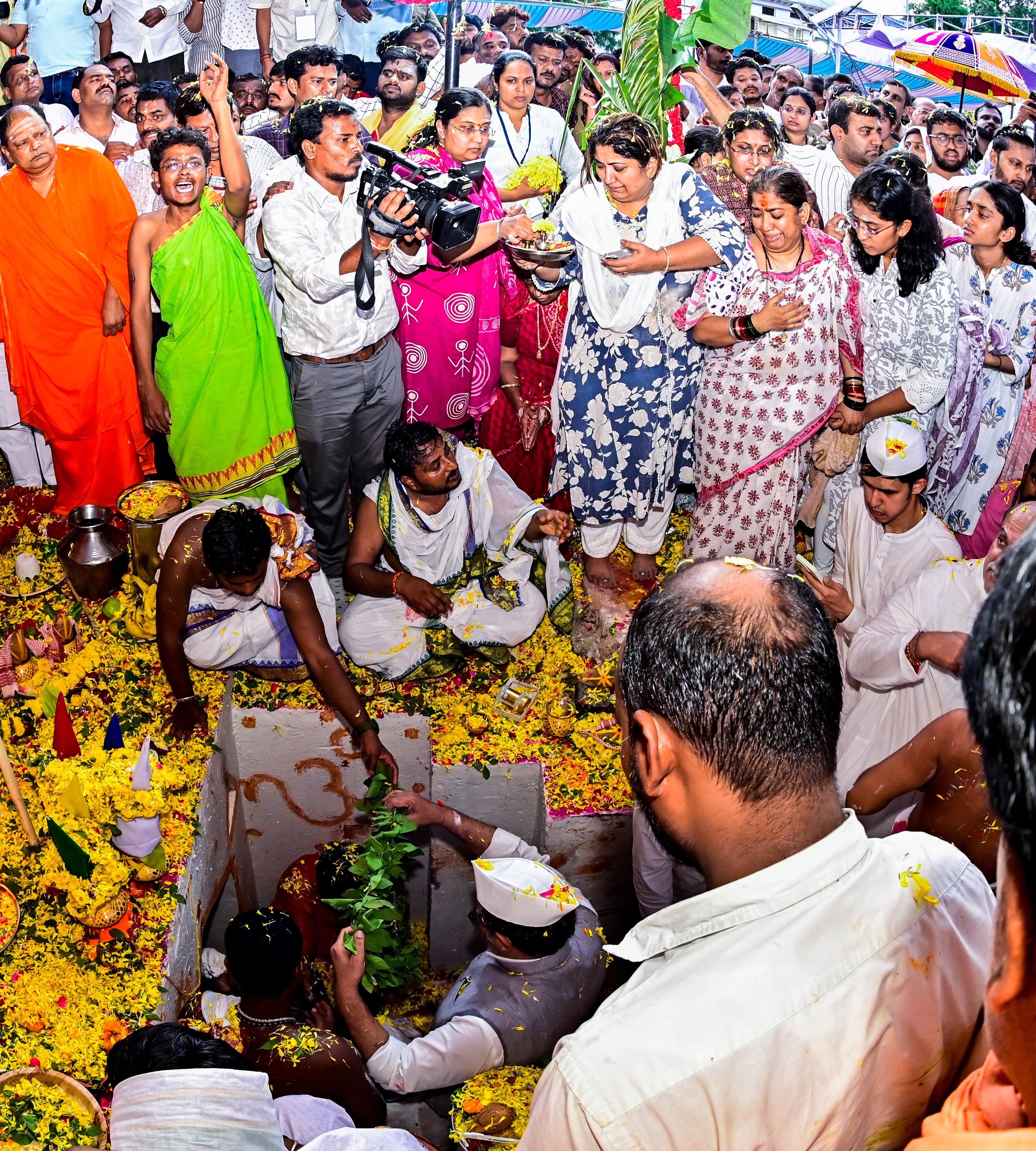 ಕಲಬುರಗಿಯಲ್ಲಿ ಶುಕ್ರವಾರ ಶರಣಬಸವೇಶ್ವರ ಸಂಸ್ಥಾನದ 8ನೇ ಪೀಠಾಧಿಪತಿ ಶರಣಬಸವಪ್ಪ ಅಪ್ಪ ಅವರ ಕ್ರಿಯಾಸಮಾಧಿ ವೇಳೆ ಪತ್ನಿ ದಾಕ್ಷಾಯಣಿ ಅಪ್ಪ ಹಾಗೂ ಕುಟುಂಬದ ಸದಸ್ಯರು ಭಾವುಕರಾದ ಕ್ಷಣ  ಪ್ರಜಾವಾಣಿ ಚಿತ್ರ: ತಾಜುದ್ದೀನ್‌ ಆಜಾದ್‌