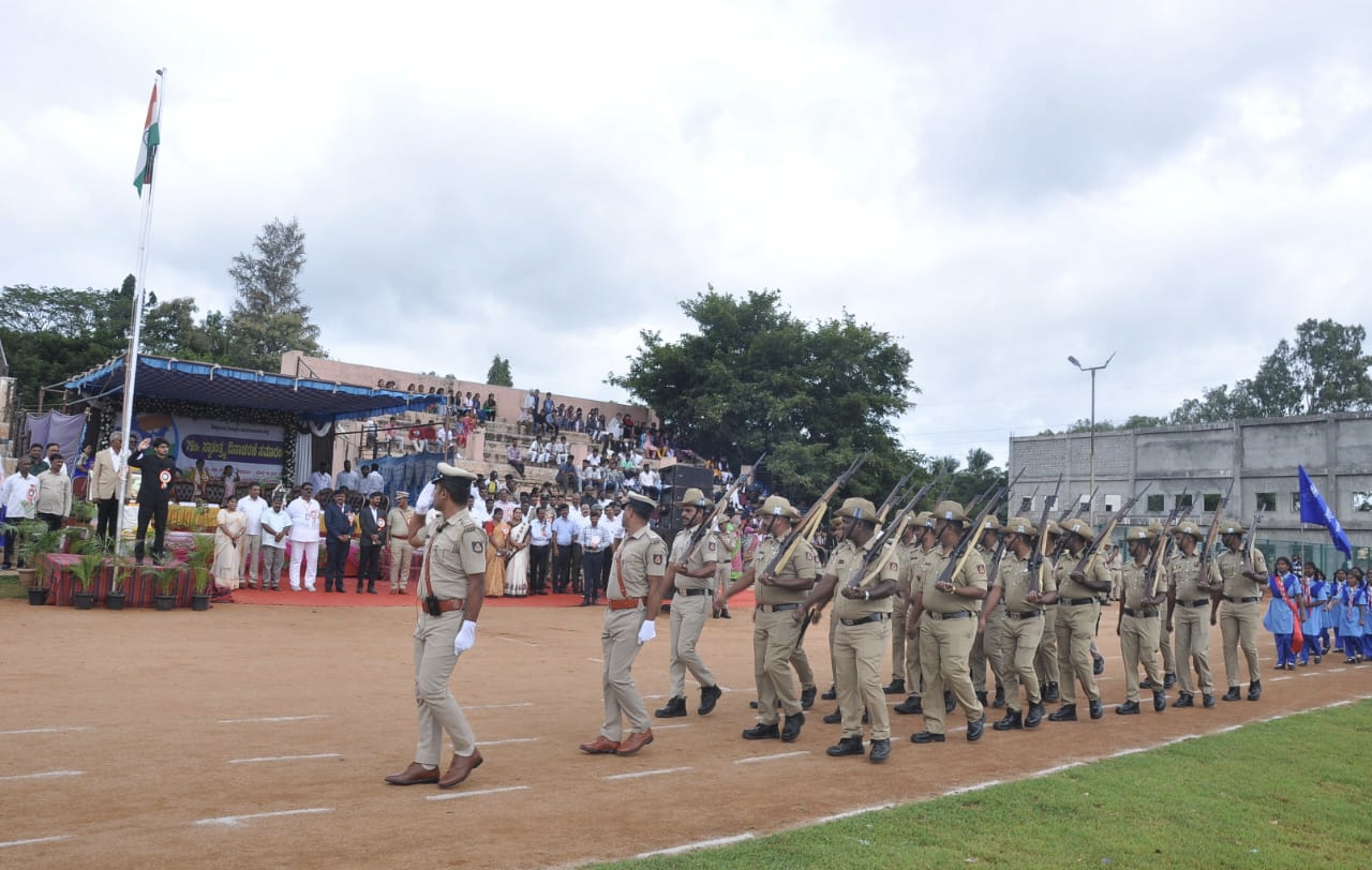 ಪೊಲೀಸರಿಂದ ಆಕರ್ಷಕ ಪಥ ಸಂಚಲನ