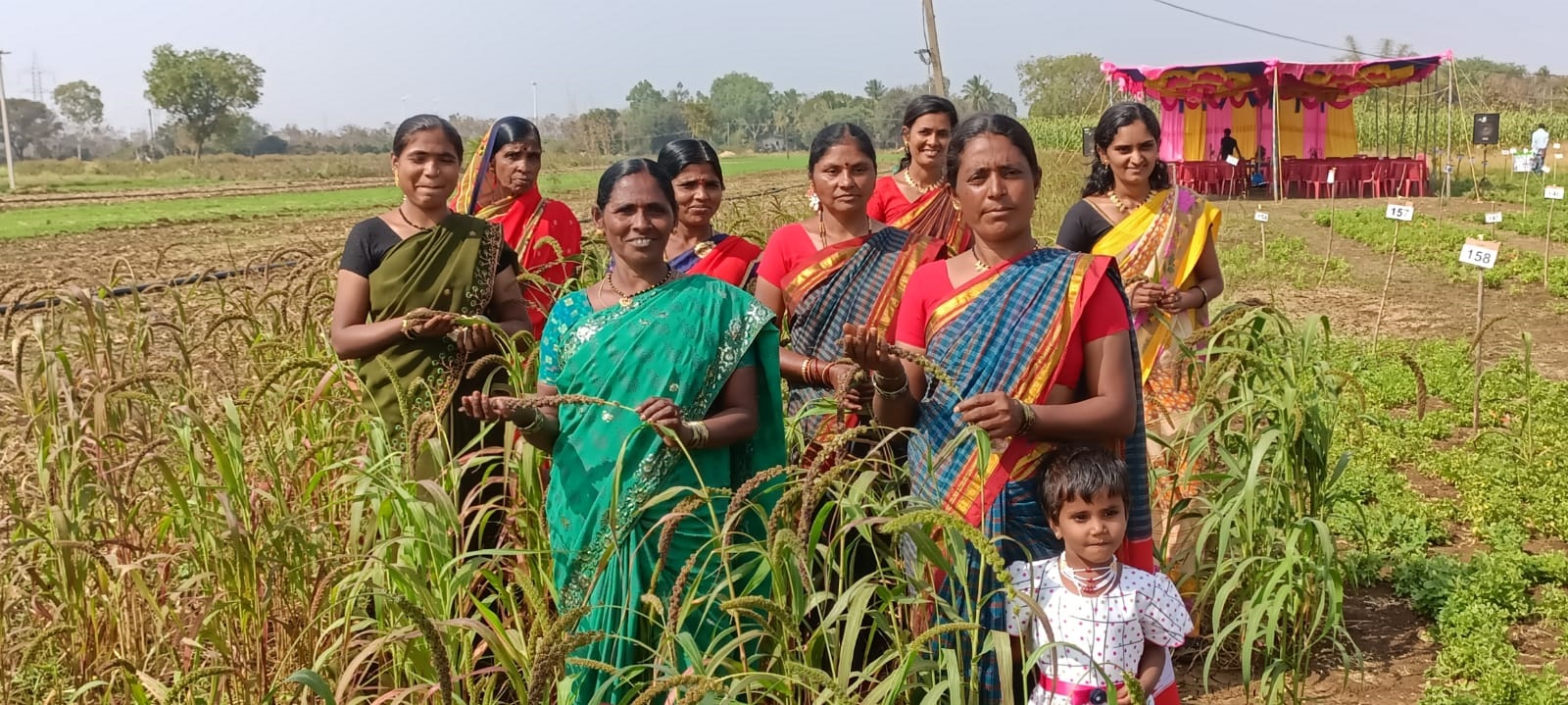 ಧಾರವಾಡ ಜಿಲ್ಲೆ ಕುಂದಗೋಳ ತಾಲ್ಲೂಕಿನ ತೀರ್ಥ ಗ್ರಾಮದ  ‘ಬೀಬಿ ಫಾತಿಮಾ ಮಹಿಳಾ ಸಂಘ’ದ ಸದಸ್ಯೆಯರು