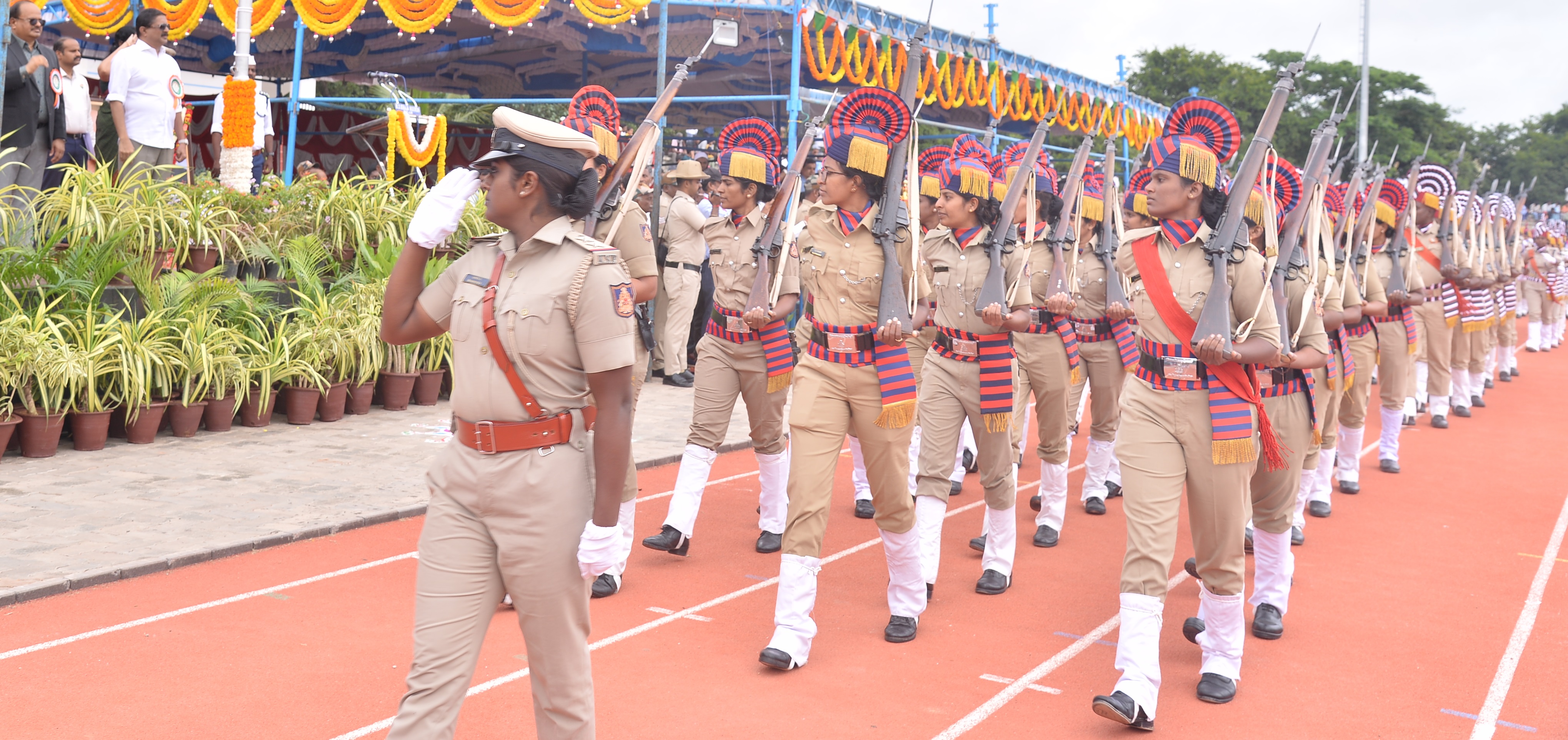ಕೋಲಾರದಲ್ಲಿ ಶುಕ್ರವಾರ ಸ್ವಾತಂತ್ರ್ಯ ದಿನಾಚರಣೆ ಅಂಗವಾಗಿ ನಡೆದ ಪಥಸಂಚಲನ‌ದಲ್ಲಿ ಜಿಲ್ಲಾ ಪೊಲೀಸ್‌ ಮಹಿಳಾ ತಂಡ ಹೆಜ್ಜೆ ಹಾಕಿದ ಪರಿ