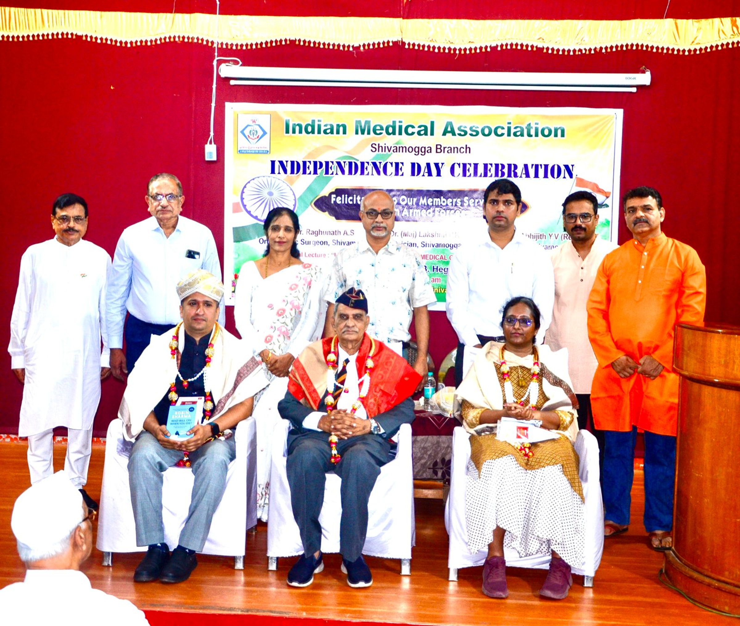 ಶಿವಮೊಗ್ಗದ ಐಎಂಎ ವತಿಯಿಂದ ನಡೆದ ಸ್ವಾತಂತ್ರ್ಯ ದಿನಾಚರಣೆ ಸಮಾರಂಭದಲ್ಲಿ ಸಾಧಕರನ್ನು ಸನ್ಮಾನಿಸಲಾಯಿತು