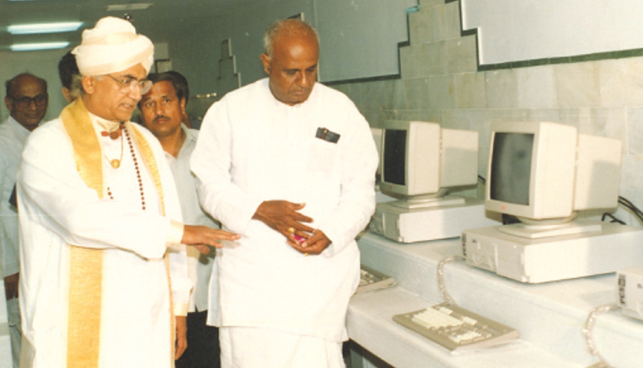 ಮಾಜಿ ಪ್ರಧಾನಿ ಎಚ್‌.ಡಿ. ದೇವೇಗೌಡರ ಜೊತೆಗೆ ಶರಣಬಸವಪ್ಪ ಅಪ್ಪ