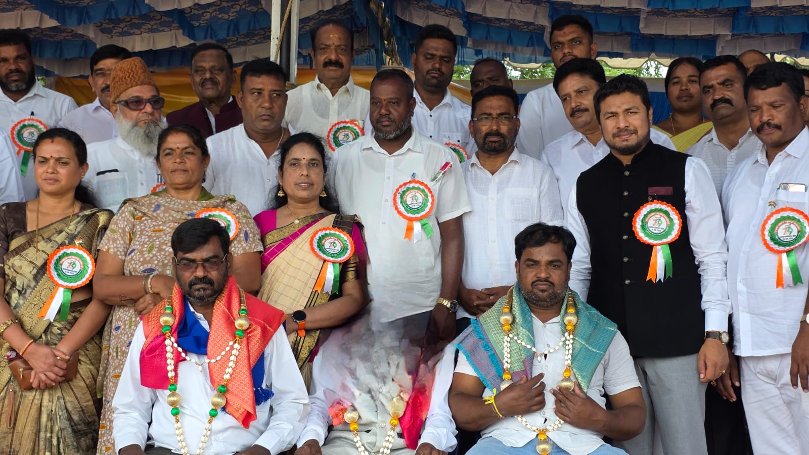 ನಂಜನಗೂಡಿನ ಜೂನಿಯರ್ ಕಾಲೇಜು ಮೈದಾನದಲ್ಲಿ  ರಾಷ್ಟ್ರೀಯ ಹಬ್ಬಗಳ ಆಚರಣೆ ಸಮಿತಿ ಶುಕ್ರವಾರ ಆಯೋಜಿಸಿದ್ದ  ಸ್ವಾತಂತ್ರ್ಯ ದಿನಾಚರಣೆ ಸಮಾರಂಭದಲ್ಲಿ ಸಮಾಜದ ವಿವಿಧ ಸಾಧಕರನ್ನು ಸನ್ಮಾನಿಸಿ ಗೌರವಿಸಲಾಯಿತು
