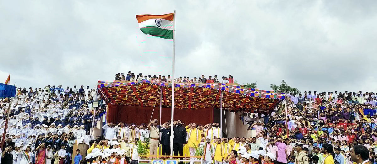 ಸವಣೂರು: ತಾಲ್ಲೂಕು ಆಡಳಿತ ನಿಷ್ಕಾಳಜಿ- ಕೆಸರು ಗದ್ದೆಯಲ್ಲೇ ಪಥಸಂಚಲನ