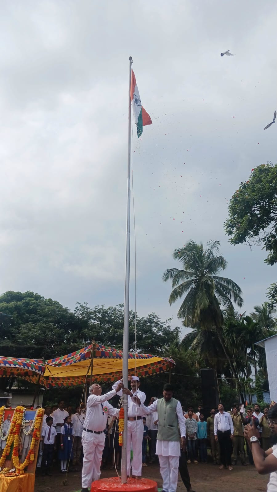 ದಾಂಡೇಲಿ ನಗರಾಡಳಿತದ ವತಿಯಿಂದ ನಡೆದ 79 ನೇ ಸ್ವಾತಂತ್ರೊತ್ಸವದ ದಿನಾಚರಣೆ ಕಾರ್ಯಕ್ರಮದಲ್ಲಿ ನಗರಸಭೆ ಅಧ್ಯಕ್ಷ ಆಶ್ಫಾಕ್ ಶೇಖ ಧ್ವಜಾರೋಹಣ ನೆರವೇರಿಸಿದರು
