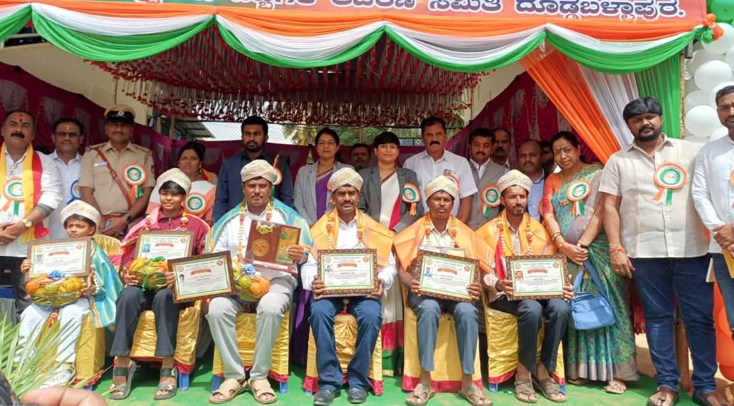 ಸ್ವಾತಂತ್ರ್ಯೋತ್ಸವದಲ್ಇ ವಿವಿಧ ಕ್ಷೇತ್ರಗಳಲ್ಲಿ ಸೇವೆ ಸಲ್ಲಿಸಿರುವವನ್ನು ಸತ್ಕರಿಸಲಾಯತು
