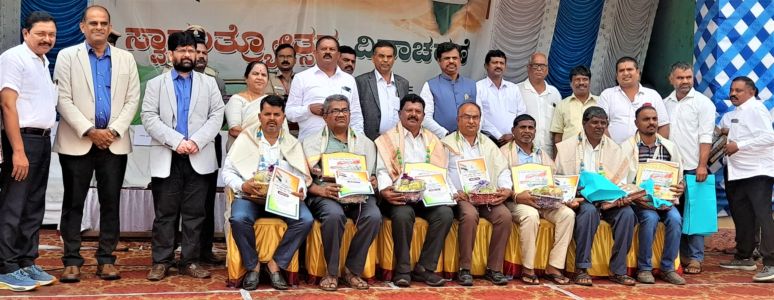 ತರೀಕೆರೆ ತಾಲ್ಲೂಕಿನ ಆಡಳಿತ ವತಿಯಿಂದ ಪಟ್ಟಣದ ಬಯಲು ರಂಗ ಮಂದಿರದಲ್ಲಿ ನಡೆದ ಸ್ವಾತಂತ್ರ್ಯೋತ್ಸವ ಸಮಾರಂಭದಲ್ಲಿ ವಿವಿಧ ಕ್ಷೇತ್ರಗಳಲ್ಲಿ ಸಾಧನೆ ಮಾಡಿದವರನ್ನು ಸನ್ಮಾನಿಸಲಾಯಿತು