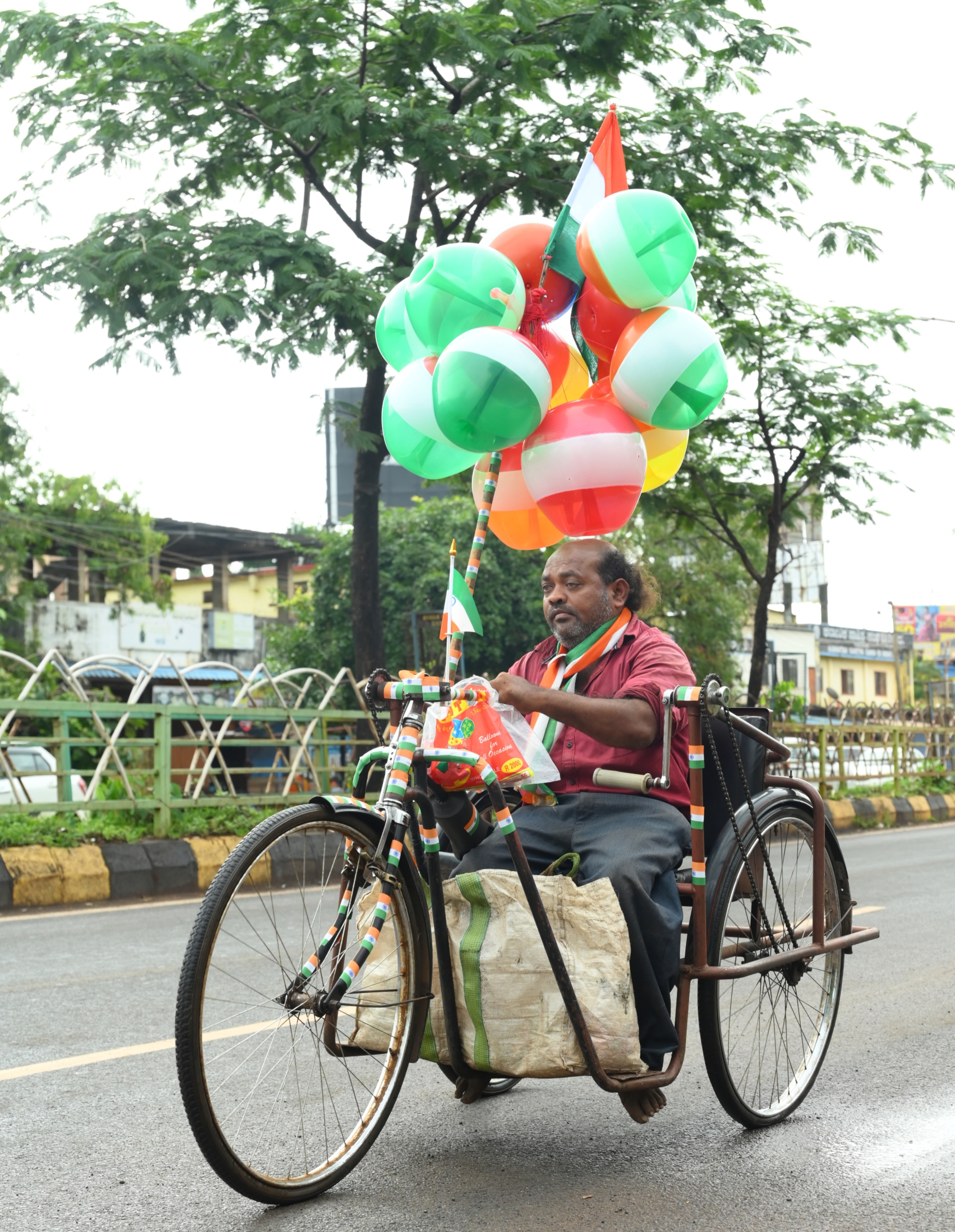 ಅಂಗವಿಕಲ ವ್ಯಕ್ತಿಯೊಬ್ಬರು ಮೂರು ಚಕ್ರದ ಬೈಸಿಕಲ್‌ ಮೇಲೆ ತ್ರಿವರ್ಣ ಧ್ವಜ ಬಲೂನ್‌ಗಳೊಂದಿಗೆ ಬೀದರ್‌ನಲ್ಲಿ ಸಾಗಿದ್ದು ಹೀಗೆ