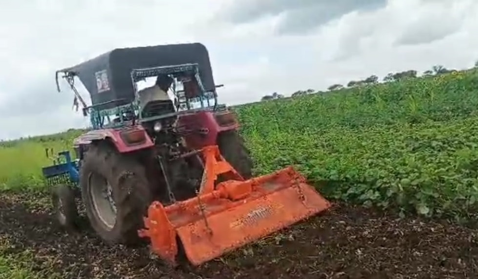 ಬೈಲಹೊಂಗಲ ತಾಲ್ಲೂಕಿನ ನಾಗನೂರು ಗ್ರಾಮದಲ್ಲಿ ಟ್ರ್ಯಾಕ್ಟರ್‌ ಮೂಲಕ ರೂಟರ್‌ ಹೊಡೆದು ಸೋಯಾಬೀನ್ ಬೆಳೆ ನಾಶ ಮಾಡಿದ ರೈತ