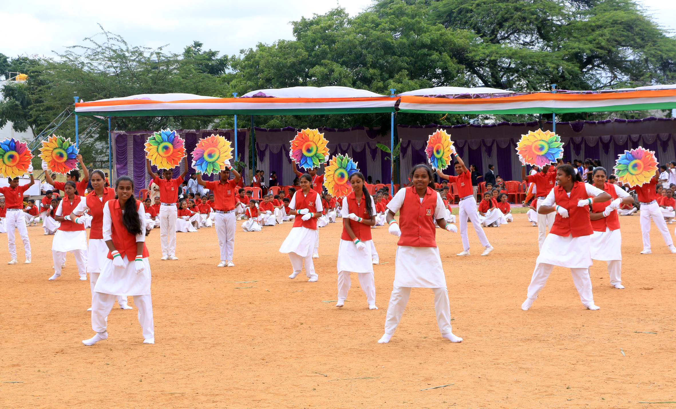 ಶಾಲಾ ವಿದ್ಯಾರ್ಥಿಗಳು ಪ್ರದರ್ಶಿಸಿದ ಸಾಂಸ್ಕೃತಿಕ ಕಾರ್ಯಕ್ರಮ