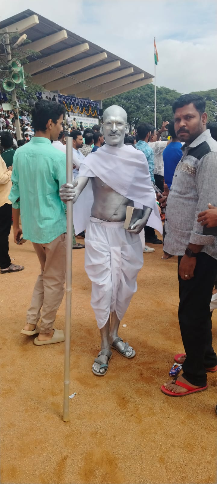 ಗಮನ ಸೆಳೆದ ಗಾಂಧಿ ವೇಷಧಾರಿ