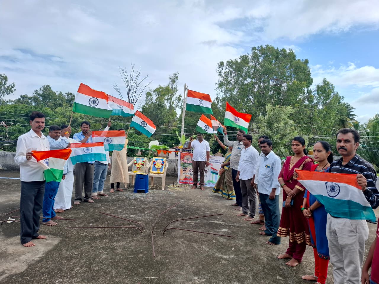 ಚಾಮರಾಜನಗರ ತಾಲ್ಲೂಕಿನ ಹರದನಹಳ್ಳಿ ಗ್ರಾಮ ಪಂಚಾಯತಿಯಲ್ಲಿ ಅಧ್ಯಕ್ಷ ಮಂಜುನಾಥ ಧ್ವಜಾರೋಹಣ ನೆರವೇರಿಸಿದರು.
