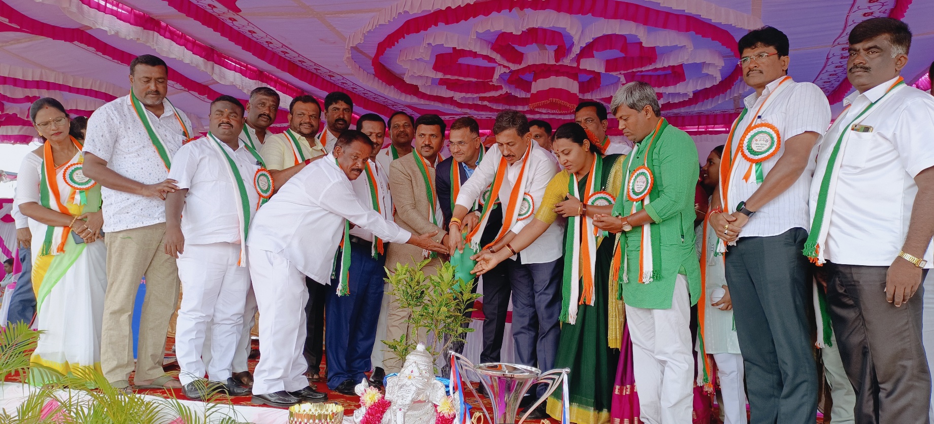 ಕಾರ್ಯಕ್ರಮಕ್ಕೆ ಶಾಸಕ ಎಚ್.ಸಿ.ಬಾಲಕೃಷ್ಣ ಗಿಡಕ್ಕೆ ನೀರು ಹಾಕುವ ಮೂಲಕ ಚಲನೆ ನೀಡಿದರು. ತಹಶೀಲ್ದಾರ್ ಶರತ್ ಕುಮಾರ್ ಜೊತೆಯಲ್ಲಿದ್ದರು