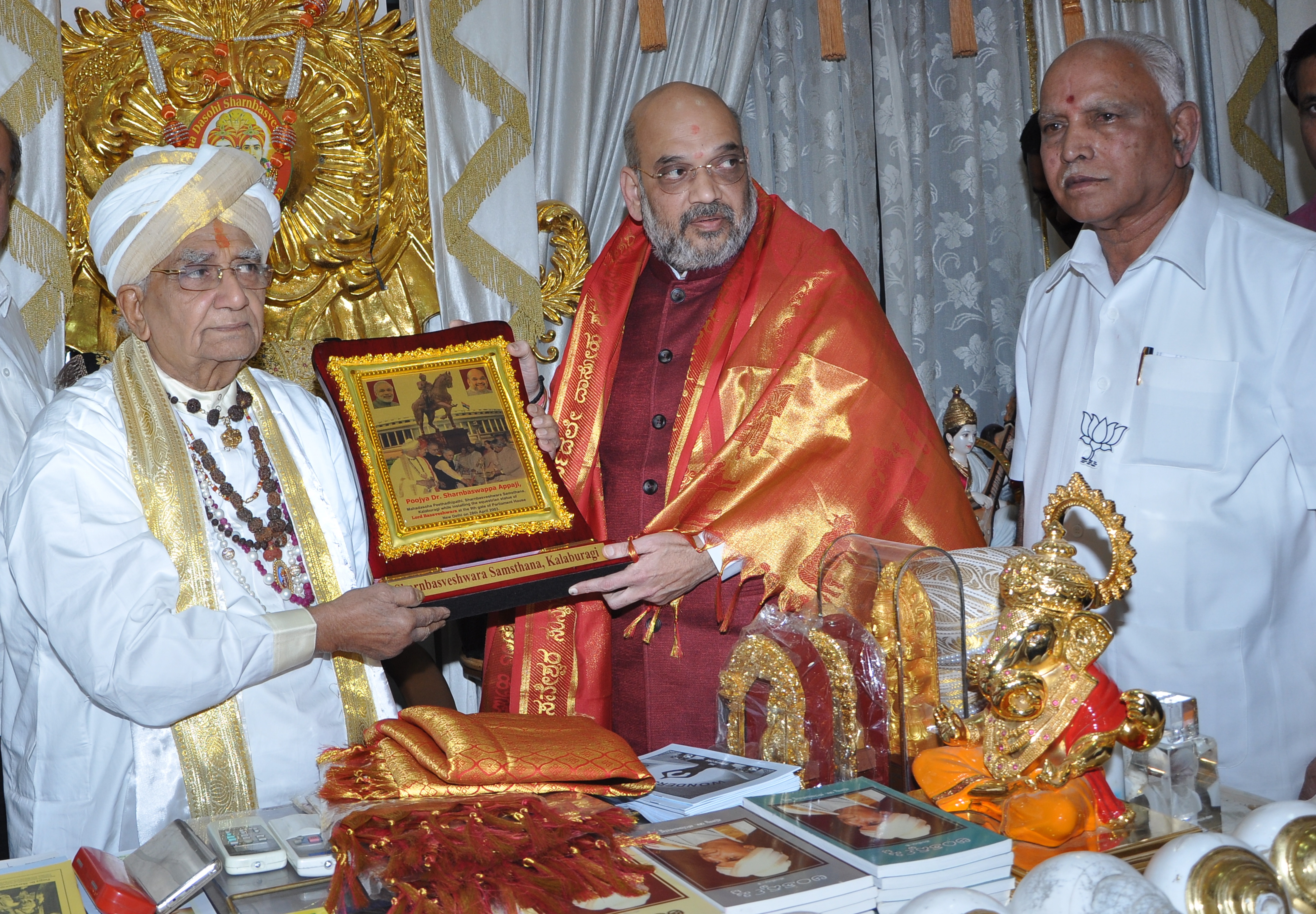 ಕೇಂದ್ರ ಗೃಹ ಸಚಿವ ಅಮಿತ್‌ ಶಾ ಜೊತೆಗೆ ಶರಣಬಸವಪ್ಪ ಅಪ್ಪ. ಮಾಜಿ ಮುಖ್ಯಮಂತ್ರಿ ಬಿ.ಎಸ್‌. ಯಡಿಯೂರಪ್ಪ ಇದ್ದಾರೆ 