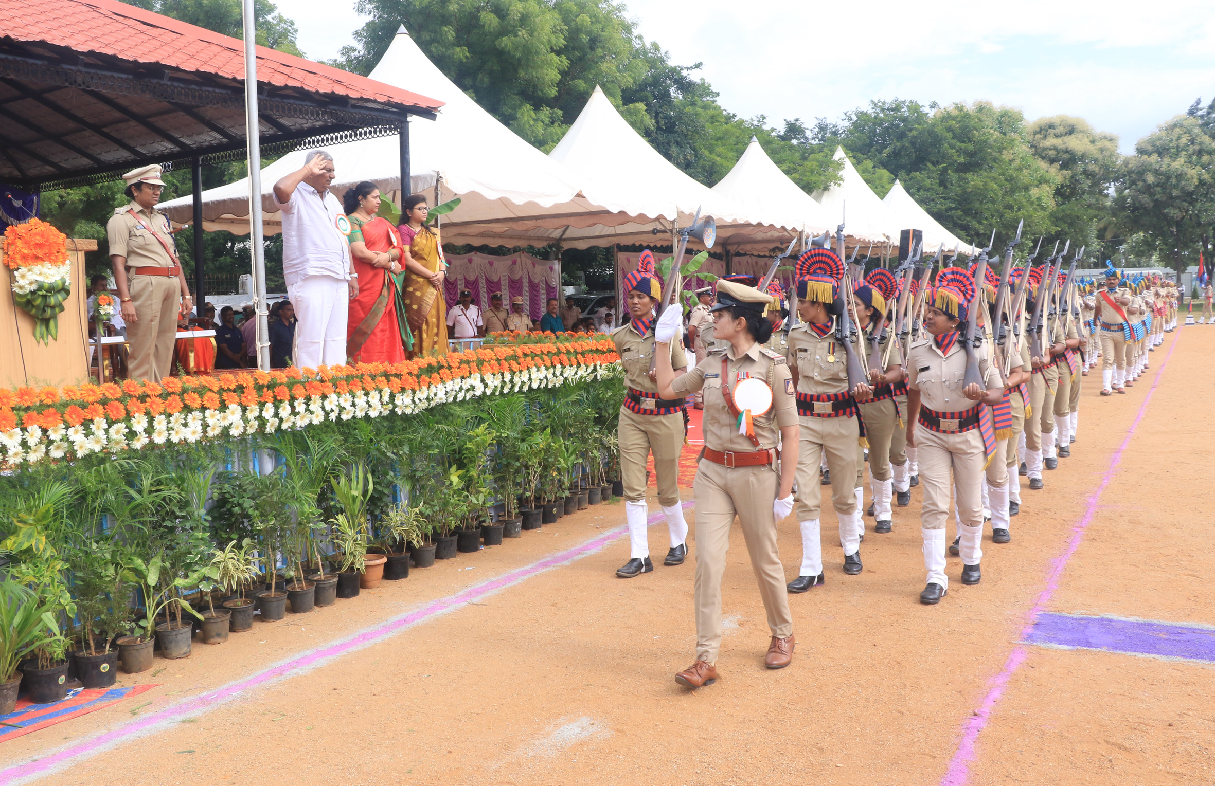 ರಾಷ್ಟ್ರಧ್ವಜಾರೋಹಣದ ಬಳಿ ಜಿಲ್ಲಾ ಉಸ್ತುವಾರಿ ಸಚಿವರು ಗೌರವ ವಂದನೆ ಸ್ವೀಕರಿಸಿದರು.