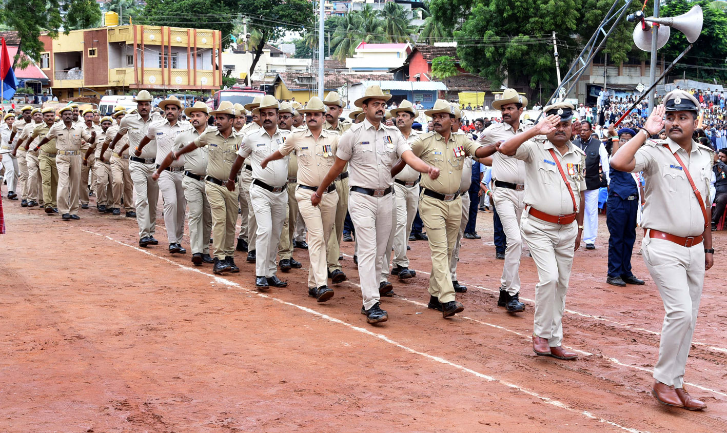 ಚಿತ್ರ: 15ಜಿಕೆಕೆ3 ಗೋಕಾಕದಲ್ಲಿ ಶುಕ್ರವಾರ ಮಹರ್ಷಿ ವಾಲ್ಮೀಕಿ ಕ್ರೀಡಾಂಗಣದಲ್ಲಿ ಆಚರಿಸಲಾದ 79ನೇ ಸ್ವಾತಂತ್ರೋತ್ಸವ ಸಮಾರಂಭ ಪ್ರಯುಕ್ತ ನಡೆದ ಪೊಲೀಸ್ ಪಥಸಂಚಲನ ಗಮನ ಸೆಳೆಯಿತು.
