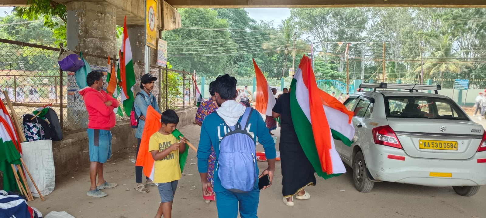 ಹೊಸಕೋಟೆ ರಸ್ತೆ ಮಾರುಕಟ್ಟೆಯ ಬಿದಿಬದಿ ತ್ರಿವರ್ಣ ಧ್ವಜ ಮಾರಾಟ ಮಾಡುತ್ತಿರುವ ಮಕ್ಕಳು