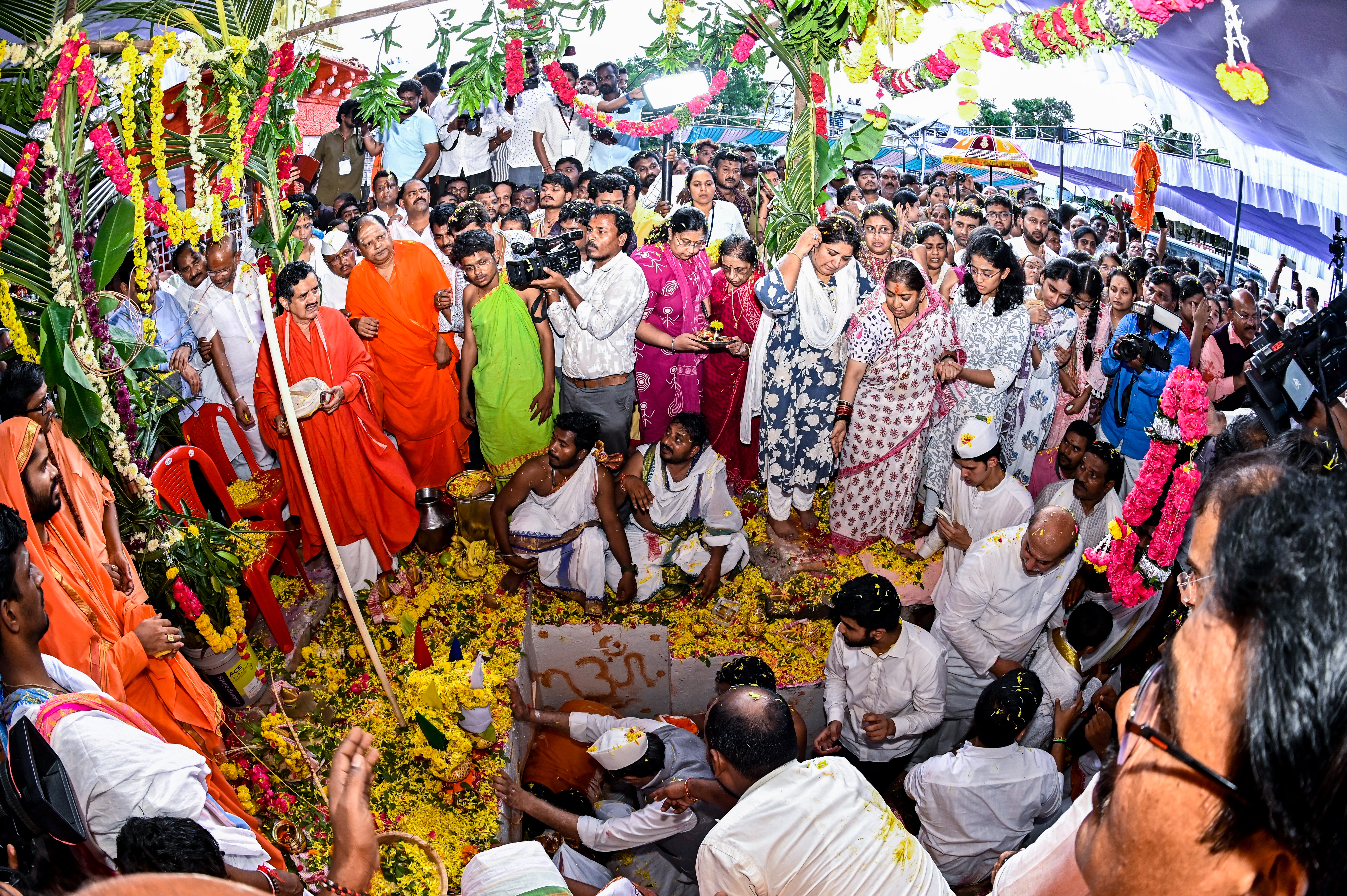 ಕಲಬುರಗಿಯಲ್ಲಿ ಶುಕ್ರವಾರ ಶರಣಬಸವೇಶ್ವರ ಸಂಸ್ಥಾನದ 8ನೇ ಪೀಠಾಧಿಪತಿ ಶರಣಬಸವಪ್ಪ ಅಪ್ಪ ಅವರ ಕ್ರಿಯಾಸಮಾಧಿ ವೇಳೆ ಪತ್ನಿ ದಾಕ್ಷಾಯಣಿ ಅಪ್ಪ ಹಾಗೂ ಕುಟುಂಬದ ಸದಸ್ಯರು ಭಾವುಕರಾದ ಕ್ಷಣ  ಪ್ರಜಾವಾಣಿ ಚಿತ್ರ: ತಾಜುದ್ದೀನ್‌ ಆಜಾದ್‌