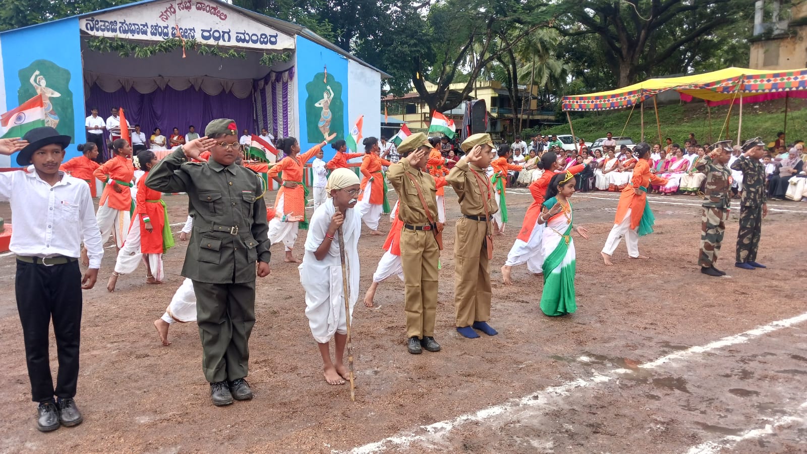 ದಾಂಡೇಲಿ ತಾಲ್ಲೂಕಾಡಳಿತದಿಂದ ನಗರಸಭೆ ಹಳೇ ಮೈದಾನದಲ್ಲಿ ನಡೆದ ಸ್ವಾತಂತ್ರ್ಯೋತ್ಸವ ಕಾರ್ಯಕ್ರಮದಲ್ಲಿ ಶಾಲಾ ಮಕ್ಕಳು ನೃತ್ಯ ಗಮನ ಸೆಳೆಯಿತು