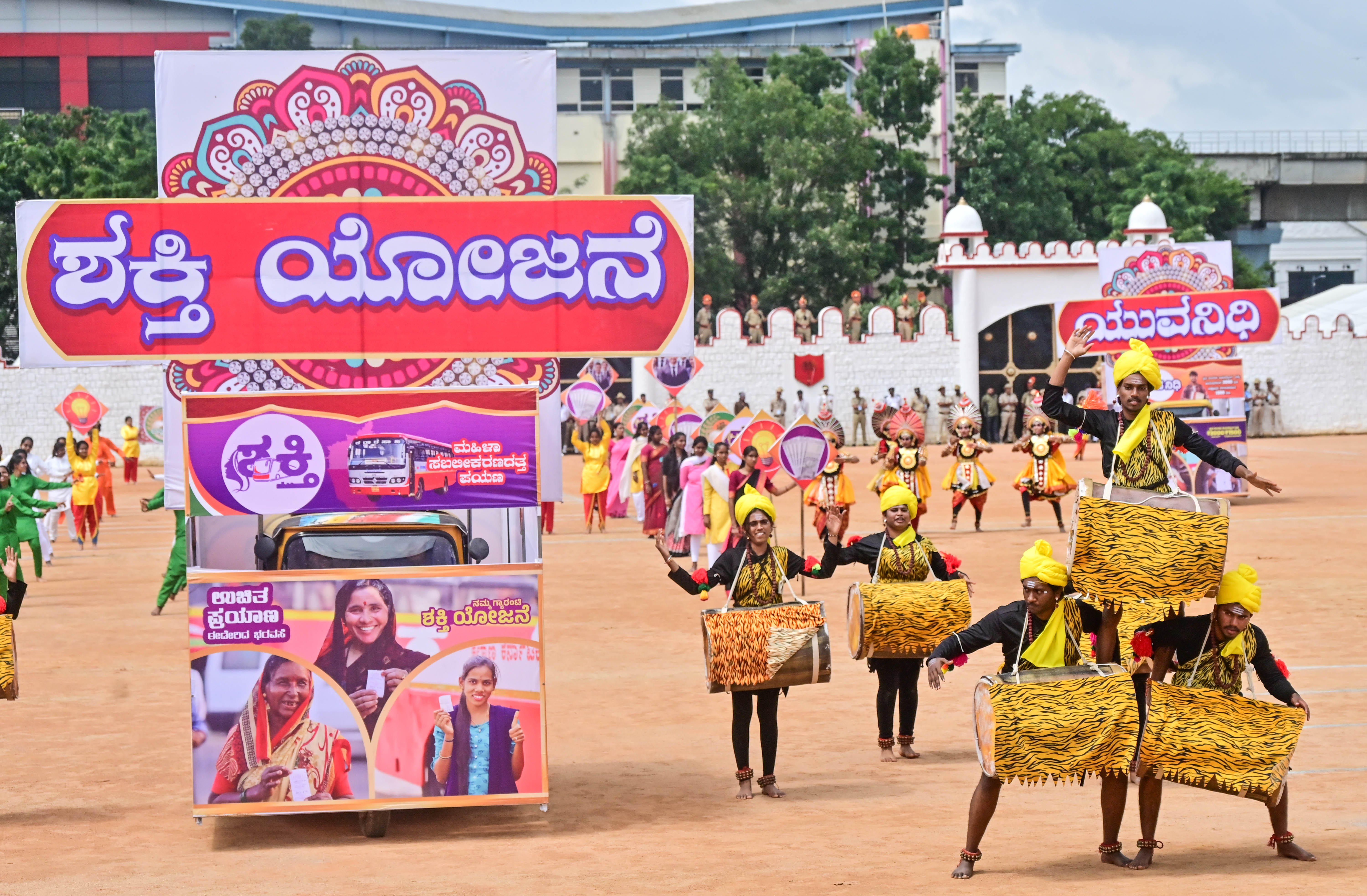 ಬೆಂಗಳೂರಿನ ಫೀಲ್ಡ್‌ ಮಾರ್ಷಲ್ ಮಾಣೆಕ್ ಷಾ ಪರೇಡ್ ಮೈದಾನದಲ್ಲಿ ನಡೆದ ಸ್ವಾತಂತ್ರ್ಯ ದಿನಾಚರಣೆ ಕಾರ್ಯಕ್ರಮದಲ್ಲಿ ಹೇರೋಹಳ್ಳಿ ಬಿಬಿಎಂಪಿ ಪಿಯು ಕಾಲೇಜು ವಿದ್ಯಾರ್ಥಿಗಳು ಗ್ಯಾರಂಟಿ ಯೋಜನೆಗಳ ಕುರಿತು ಸಮೂಹ ನೃತ್ಯ ಪ್ರದರ್ಶಿಸಿದರು
