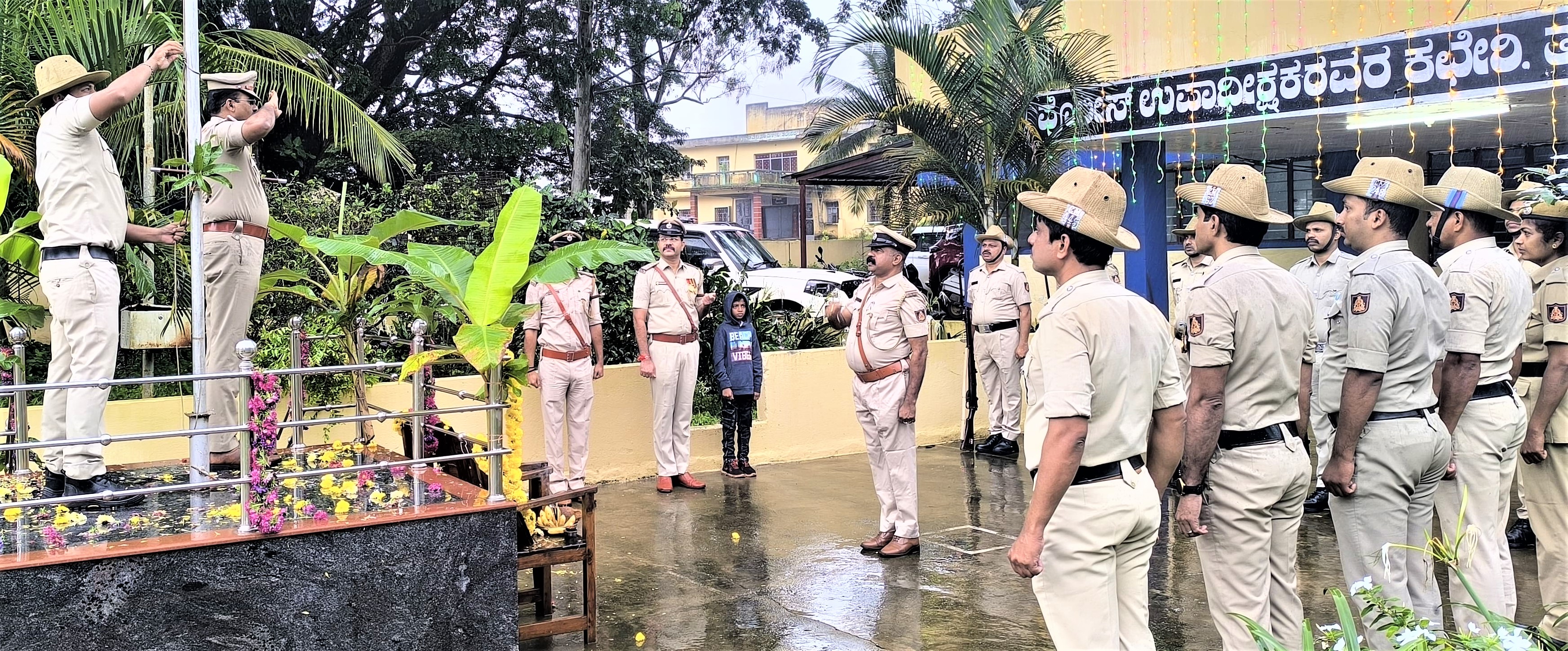 ತರೀಕೆರೆ ಪೊಲೀಸ್ ಉಪಾಧೀಕ್ಷಕರ ಕಚೇರಿ ಹಾಗೂ ಪೊಲೀಸ್ ಠಾಣೆಯಲ್ಲಿ ಡಿವೈಎಸ್ಪಿ ಹಾಲಮೂರ್ತಿ ರಾವ್ ಅವರು ಧ್ವಜಾರೋಹಣ ನೆರವೇರಿಸಿದರು. ಸಿಪಿಐಗಳಾದ ರಾಮಚಂದ್ರ ನಾಯಕ್ ಗಿರೀಶ್ ಹಾಗೂ ಪಿಎಸ್ಐಗಳಾದ ನಾಗೇಂದ್ರ ನಾಯಕ್ ಆನಂದ್ ಪಾವಸ್ಕರ್ ಮಂಜುನಾಥ್ ಮನ್ನಂಗಿ ದೇವೇಂದ್ರ ರಾಥೋಡ್ ಭಾಗವಹಿಸಿದ್ದರು