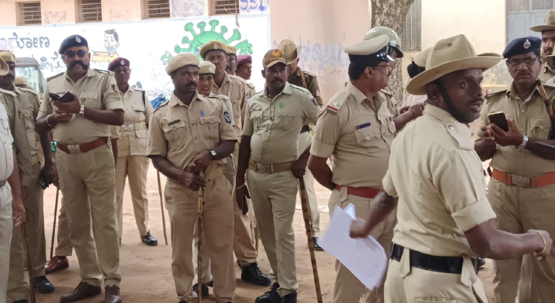 ವೇಮಗಲ್‌–ಕುರುಗಲ್‌ ಚುನಾವಣೆಗೆ ಭದ್ರತೆ ಒದಗಿಸಲು ಸಿದ್ಧರಾಗಿರುವ ಪೊಲೀಸರು