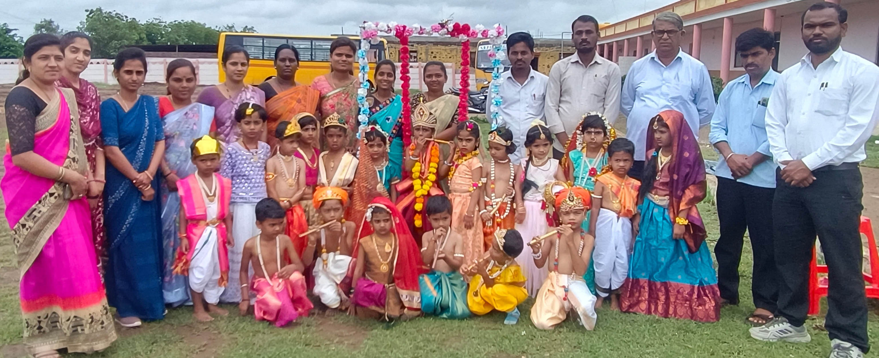 ಹೊರ್ತಿಯ ರೇವಣಸಿದ್ಧೇಶ್ವರ ಆಂಗ್ಲ ಮಾಧ್ಯಮ ಪ್ರಾಥಮಿಕ ಮತ್ತು ಪ್ರೌಢ ಶಾಲೆಯಲ್ಲಿ ಶನಿವಾರ ಕೃಷ್ಣ ಜನ್ಮಾಷ್ಠಮಿ ಪ್ರಯುಕ್ತ ಶಾಲಾ ಮಕ್ಕಳು ಕೃಷ್ಣನ ವೇಷ ಧರಿಸಿದ್ದರು