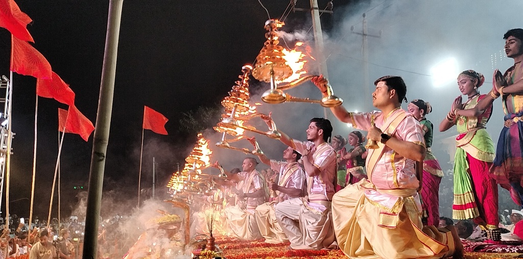 ಜಮಖಂಡಿ ತಾಲ್ಲೂಕಿನ ಹಿಪ್ಪರಗಿ ಬ್ಯಾರೇಜ್‌ ಹಿಂಬಾಗದಲ್ಲಿ ಸಂಗಮೇಶ್ವರ ಮಹಾರಾಜರ ದೇವಸ್ಥಾನದ ಆವರಣದಲ್ಲಿ ಕೃಷ್ಣಾಆರತಿ ಜರುಗಿತು