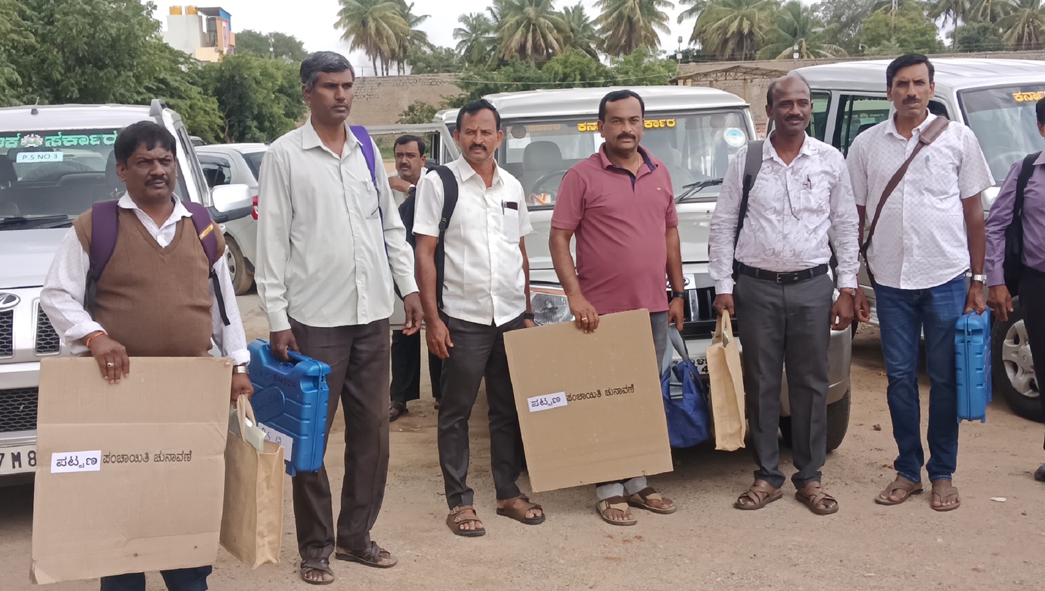 ಕೋಲಾರದ ಮಸ್ಟರಿಂಗ್‌ ಕೇಂದ್ರದಿಂದ ಚುನಾವಣಾ ಸಿಬ್ಬಂದಿ ಶನಿವಾರ ಇವಿಎಂಗಳೊಂದಿಗೆ ವೇಮಗಲ್‌ಗೆ ತೆರಳಿದರು