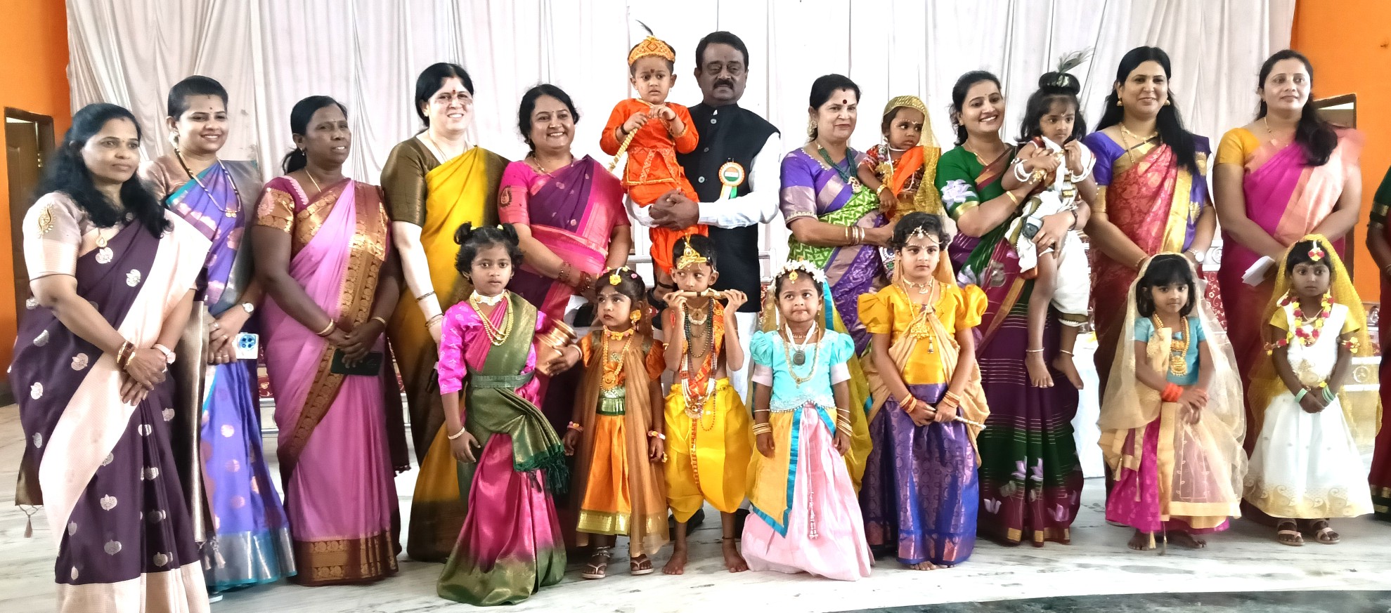 ಬಾಗಲಗುಂಟೆಯಲ್ಲಿ ಅಂಗನವಾಡಿ ಮಕ್ಕಳು ರಾಧಾ–ಕೃಷ್ಣರ ವೇಷ ಧರಿಸಿ ಸಂಭ್ರಮಿಸಿದರು. ಶಾಸಕ ಎಸ್. ಮುನಿರಾಜು ಶಿಶು ಅಭಿವೃದ್ಧಿ ಯೋಜನಾ ಅಧಿಕಾರಿ (ಸಿಡಿಪಿಒ) ಶಕುಂತಲಾ ದೇವಿ ತೇಜಸ್ವಿನಿ ಸೂರಜ್ ಫೌಂಡೇಷನ್ ಅಧ್ಯಕ್ಷೆ ಸುಜಾತ ಮುನಿರಾಜು ಉಪಸ್ಥಿತರಿದ್ದರು