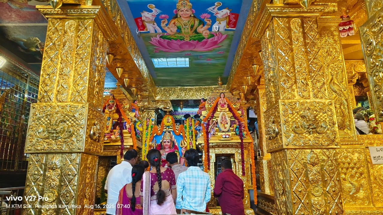 ಪಾವಗಡ ಶನೈಶ್ಚರ ದೇಗುಲಕ್ಕೆ ಆಗಮಿಸಿದ್ದ ಭಕ್ತಾದಿಗಳು ಶನಿವಾರ ಸೀತಲಾಂಭ ದೇವಿಗೆ ಪೂಜೆ ಸಲ್ಲಿಸುತ್ತಿರುವುದು.