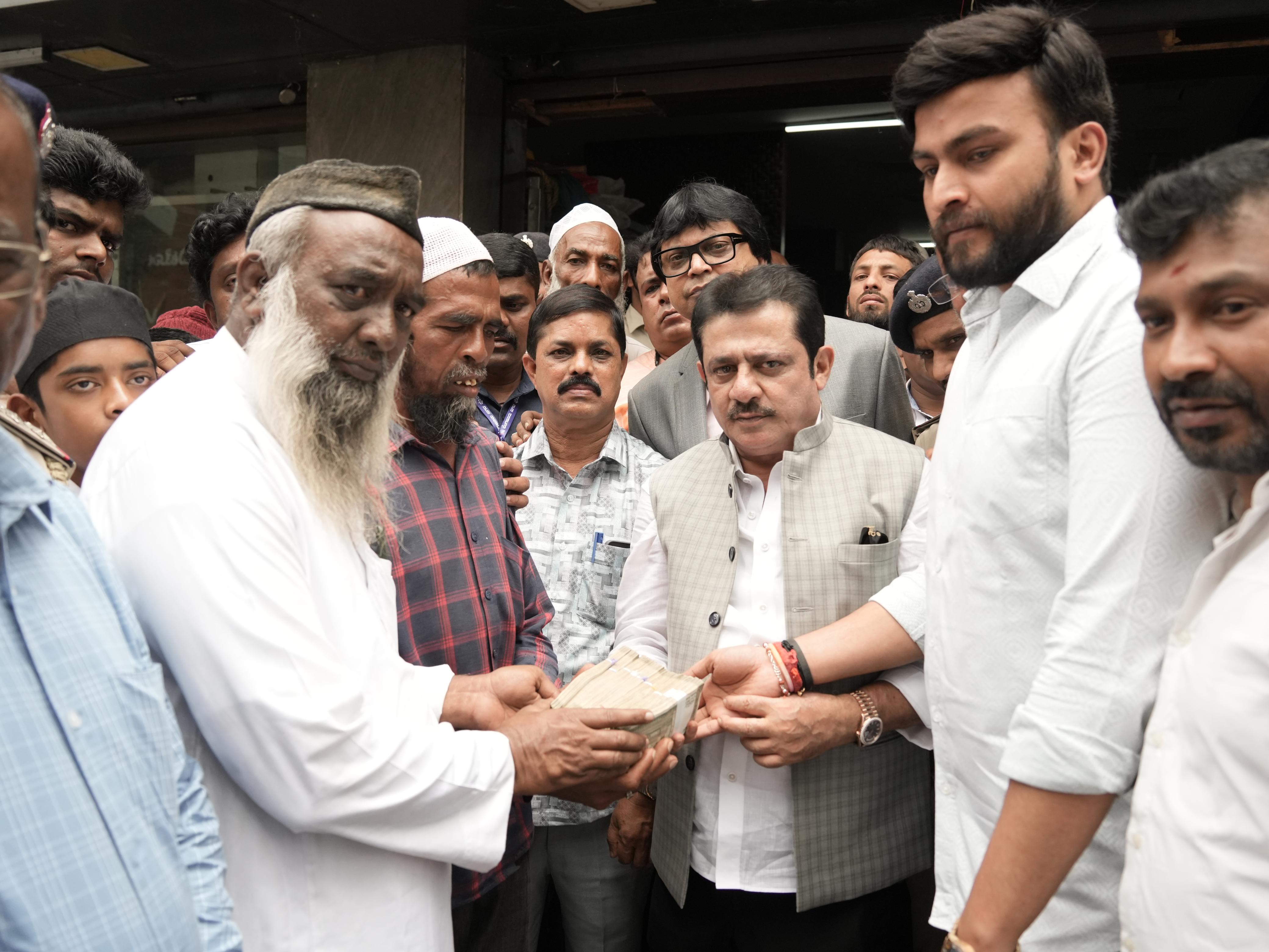 ಶ್ರೀರಾಮ ಕಾಲೊನಿಯಲ್ಲಿ ಸಂಭವಿಸಿದ ದುರಂತದಲ್ಲಿ ಸಂತ್ರಸ್ತರಾದ ಕುಟುಂಬವರಿಗೆ ಸಚಿವ ಜಮೀರ್‌ ಅಹಮದ್‌ ಖಾನ್ ಅವರು ಪರಿಹಾರ ವಿತರಣೆ ಮಾಡಿದರು 