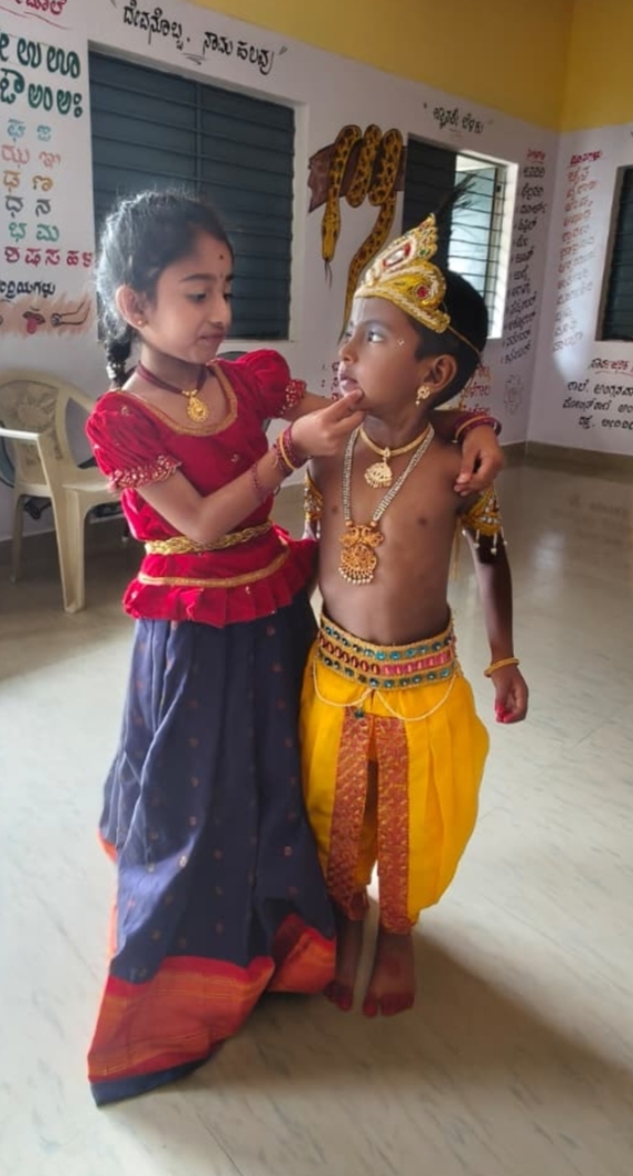 ಹಾಲ್ದೇನಹಳ್ಳಿಯ ಅಂಗನವಾಡಿ ಕೇಂದ್ರದಲ್ಲಿ ಪುಟಾಣಿ ರಾಧೆ–ಕೃಷ್ಣ