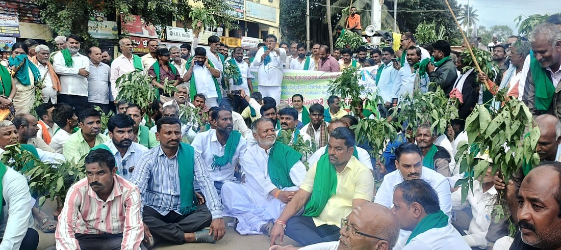 ಬೈಲಹೊಂಗಲ: ಬೆಳೆಹಾನಿ ಪರಿಹಾರಕ್ಕೆ ಒತ್ತಾಯಿಸಿ ರಸ್ತೆ ತಡೆ