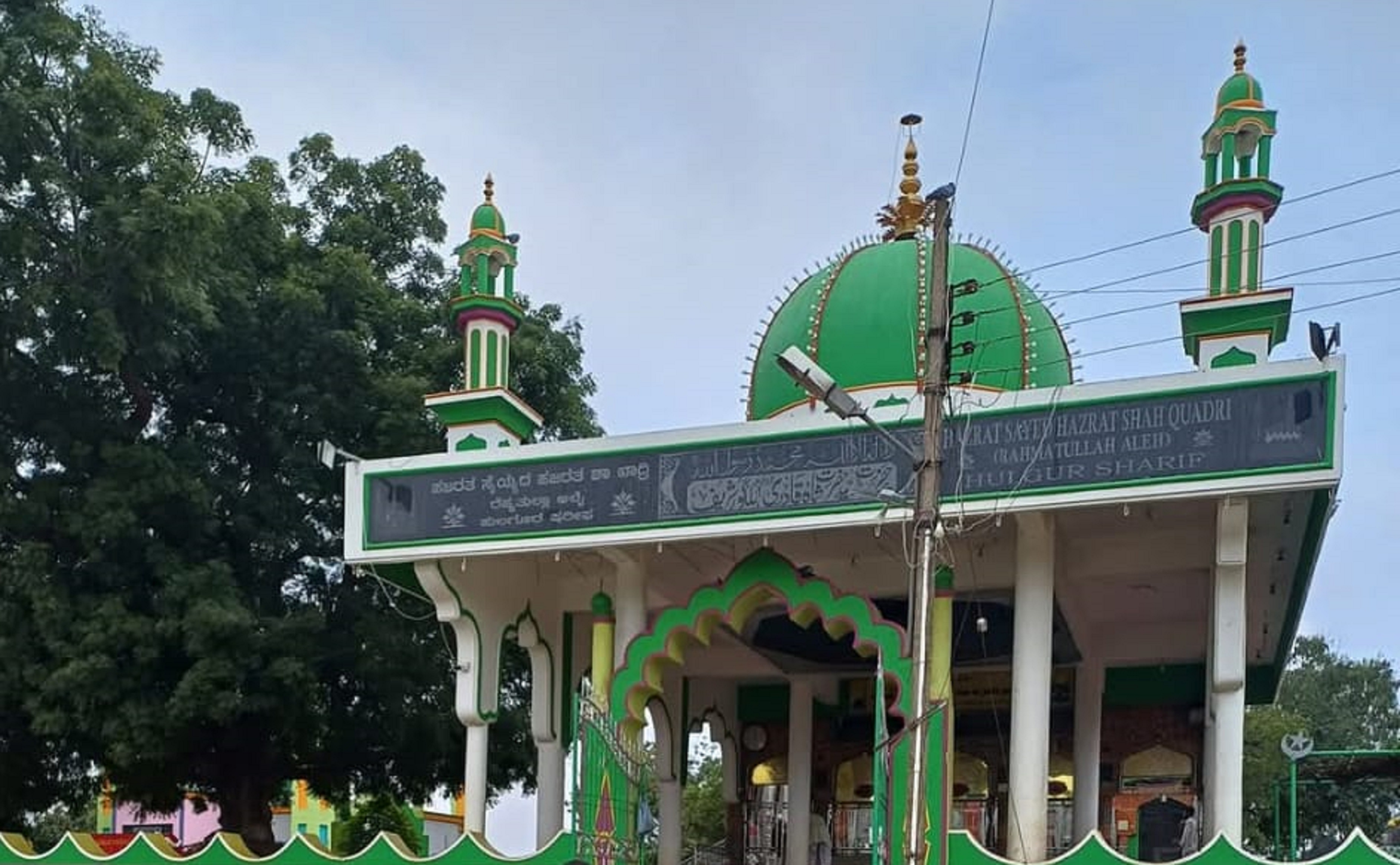 ಹಾವೇರಿ ಜಿಲ್ಲೆಯ ಶಿಗ್ಗಾವಿ ತಾಲ್ಲೂಕಿನ ಹುಲಗೂರಿನಲ್ಲಿರುವ ಸೈಯದ್ ಹಜರತ್ ಷಾ ಖಾದ್ರಿ ದರ್ಗಾ