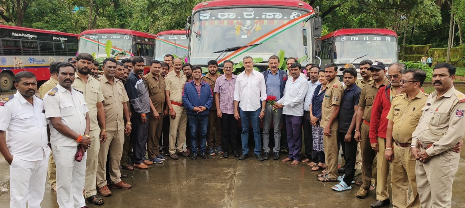 ವಿರಾಜಪೇಟೆಯ ಕೆಎಸ್‌ಆರ್‌ಟಿಸಿ ಬಸ್ ನಿಲ್ದಾಣದಲ್ಲಿ ಶನಿವಾರ ನಡೆದ ಕಾರ್ಯಕ್ರಮದಲ್ಲಿ ಮುಖ್ಯಮಂತ್ರಿಗಳ ಕಾನೂನು ಸಲಹೆಗಾರ ಹಾಗೂ ಶಾಸಕ ಎ.ಎಸ್.ಪೊನ್ನಣ್ಣ ಅವರು ಹಸಿರು ನಿಶಾನೆ ತೋರಿಸುವ ಮೂಲಕ 8 ಬಸ್‌ಗಳಿಗೆ ಚಾಲನೆ ನೀಡಿದರು