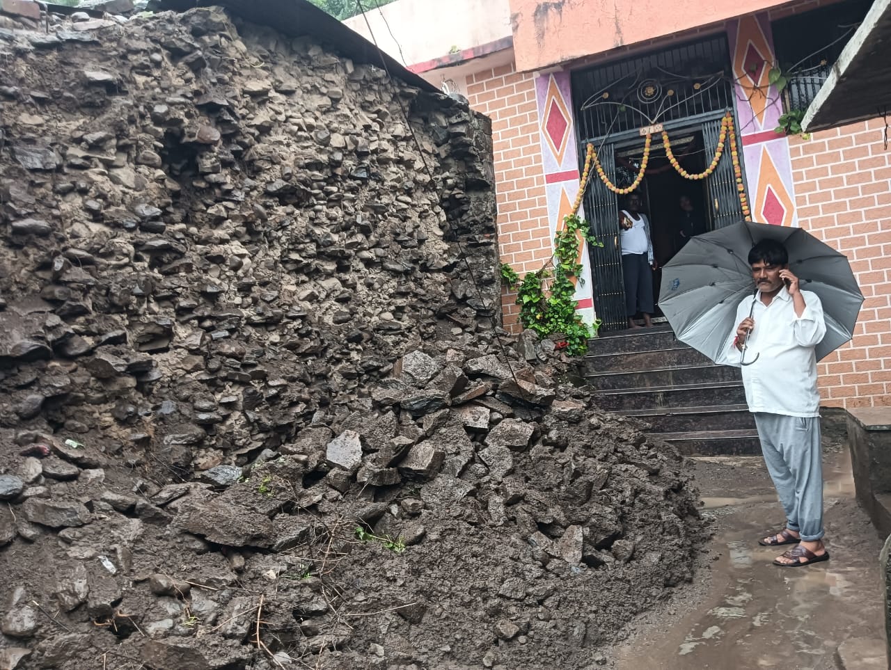 ಬಾಲೂರ(ಕೆ) ಗ್ರಾಮದ ರಮಾಲಬಾಯಿ ಸುಭಾಷ ಕದಮ ಎನ್ನುವವರ ಮನೆ ಗೋಡೆ ಕುಸಿದಿದೆ