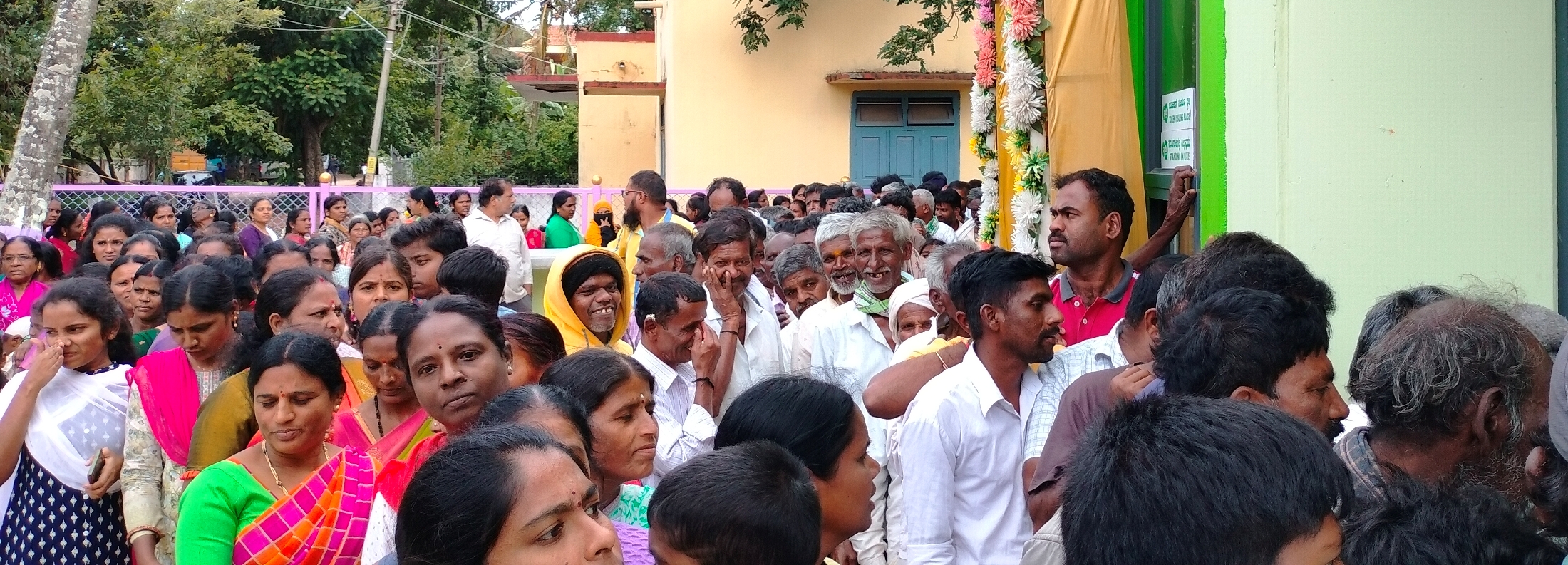  ಬೀರೂರು ಪಟ್ಟಣದಲ್ಲಿ ಆರಂಭವಾದ ಇಂದಿರಾ ಕ್ಯಾಂಟೀನ್‌ನಲ್ಲಿ ಆಹಾರ ಟೋಕನ್‌ ಪಡೆಯಲು ಶನಿವಾರ ಜನರು ಸರತಿಯಲ್ಲಿ ನಿಂತಿದ್ದರು