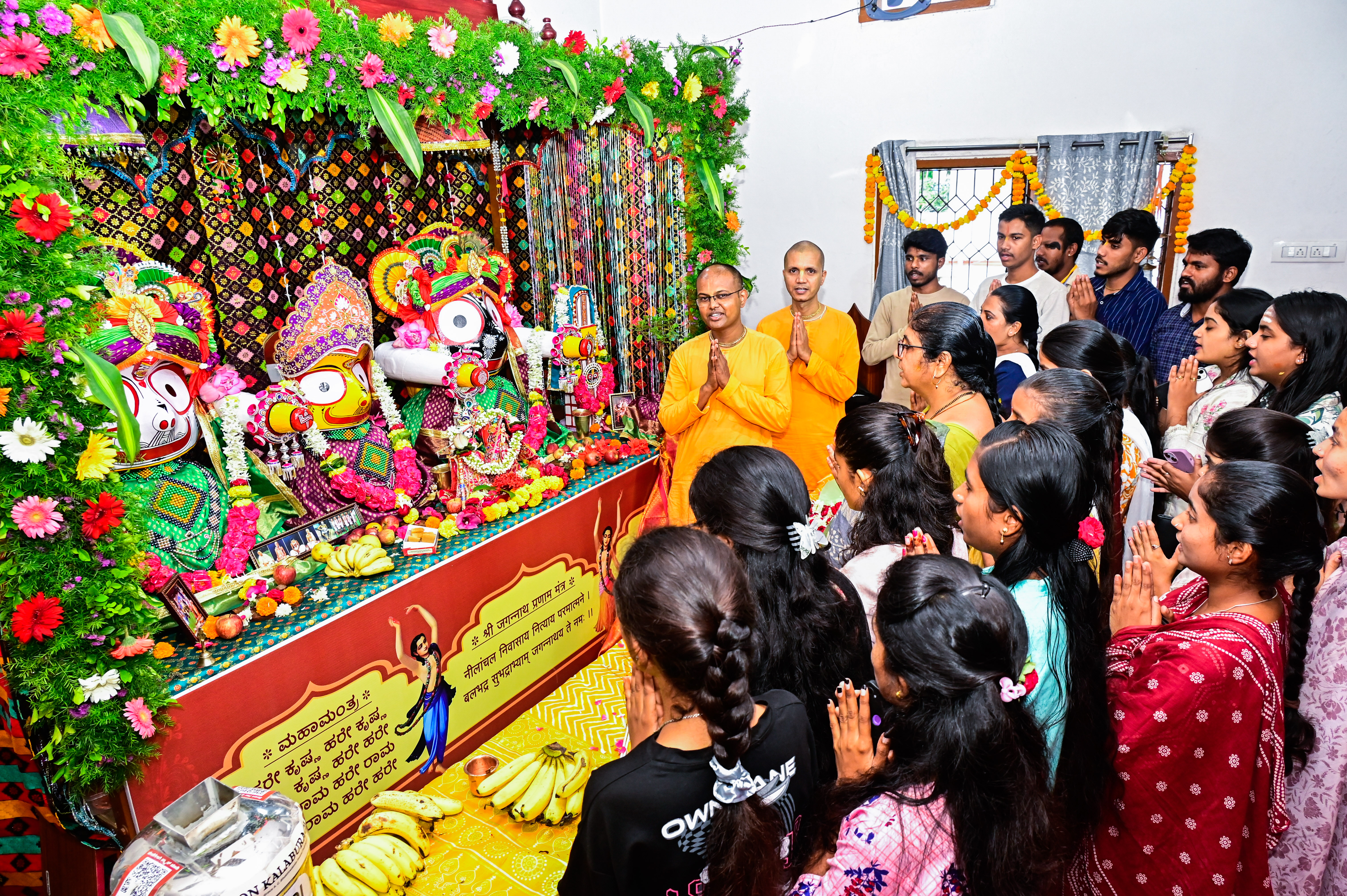 ಕೃಷ್ಣ ಜನ್ಮಾಷ್ಟಮಿಯ ಅಂಗವಾಗಿ ಕಲಬುರಗಿಯ ಇಸ್ಕಾನ್ ದೇವಸ್ಥಾನದಲ್ಲಿ ಶನಿವಾರ ಜಗನ್ನಾಥ ಬಲದೇವ್‌ ಸುಭಧ್ರಾಮಯಿ ಸುದರ್ಶನ ಮೂರ್ತಿಗೆ ವಿಶೇಷ ಅಲಂಕಾರ ಮಾಡಲಾಗಿತ್ತು   ಪ್ರಜಾವಾಣಿ ಚಿತ್ರ