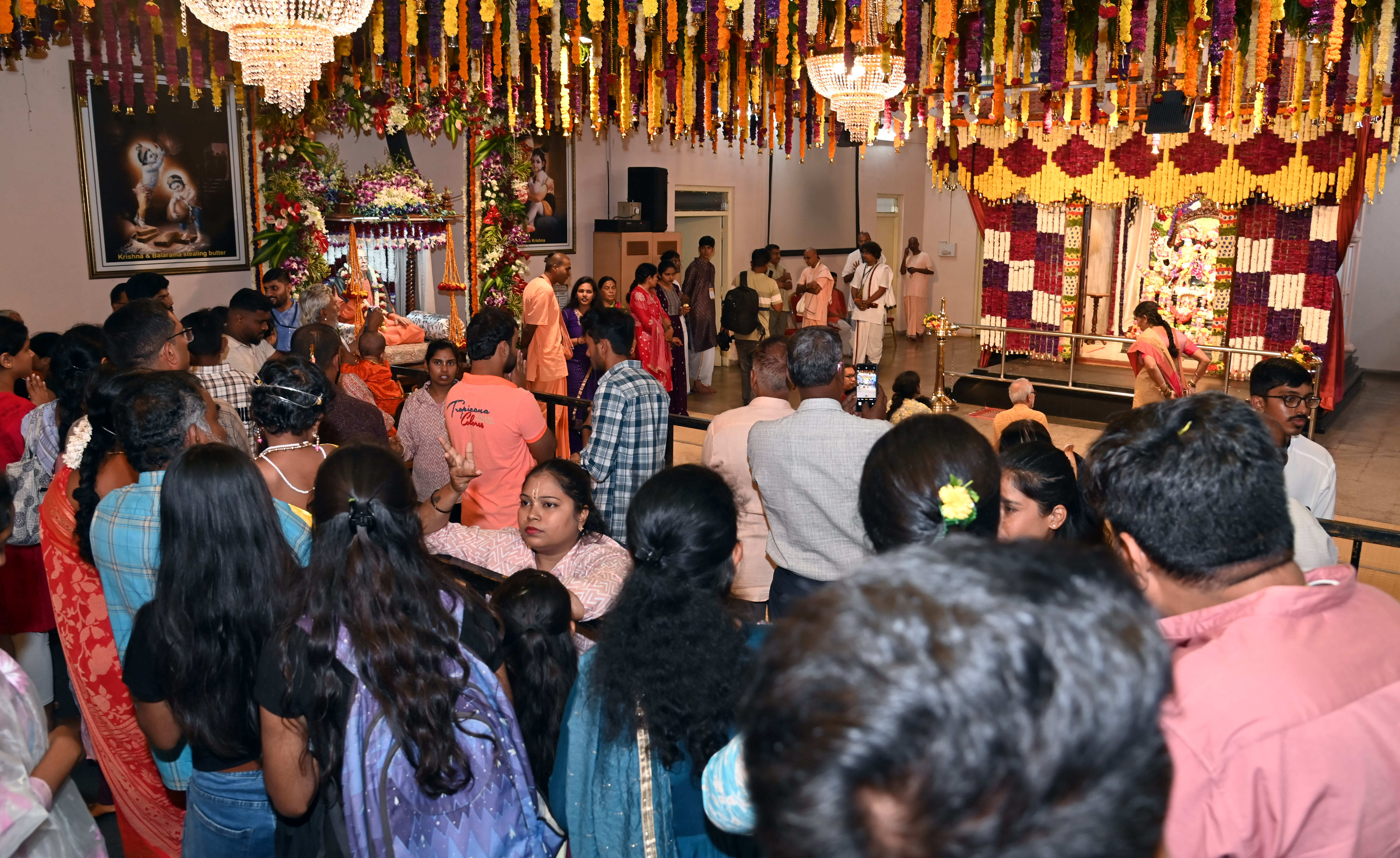 ಮೈಸೂರಿನ ಇಸ್ಕಾನ್ ದೇವಸ್ಥಾನದಲ್ಲಿ ಶ್ರೀಕೃಷ್ಣ ಜನ್ಮಾಷ್ಟಮಿ ಅಂಗವಾಗಿ ಶನಿವಾರ ದೇವರ ದರ್ಶನಕ್ಕೆ ನಿಂತ ಭಕ್ತರ ಸಾಲು -ಪ್ರಜಾವಾಣಿ ಚಿತ್ರ